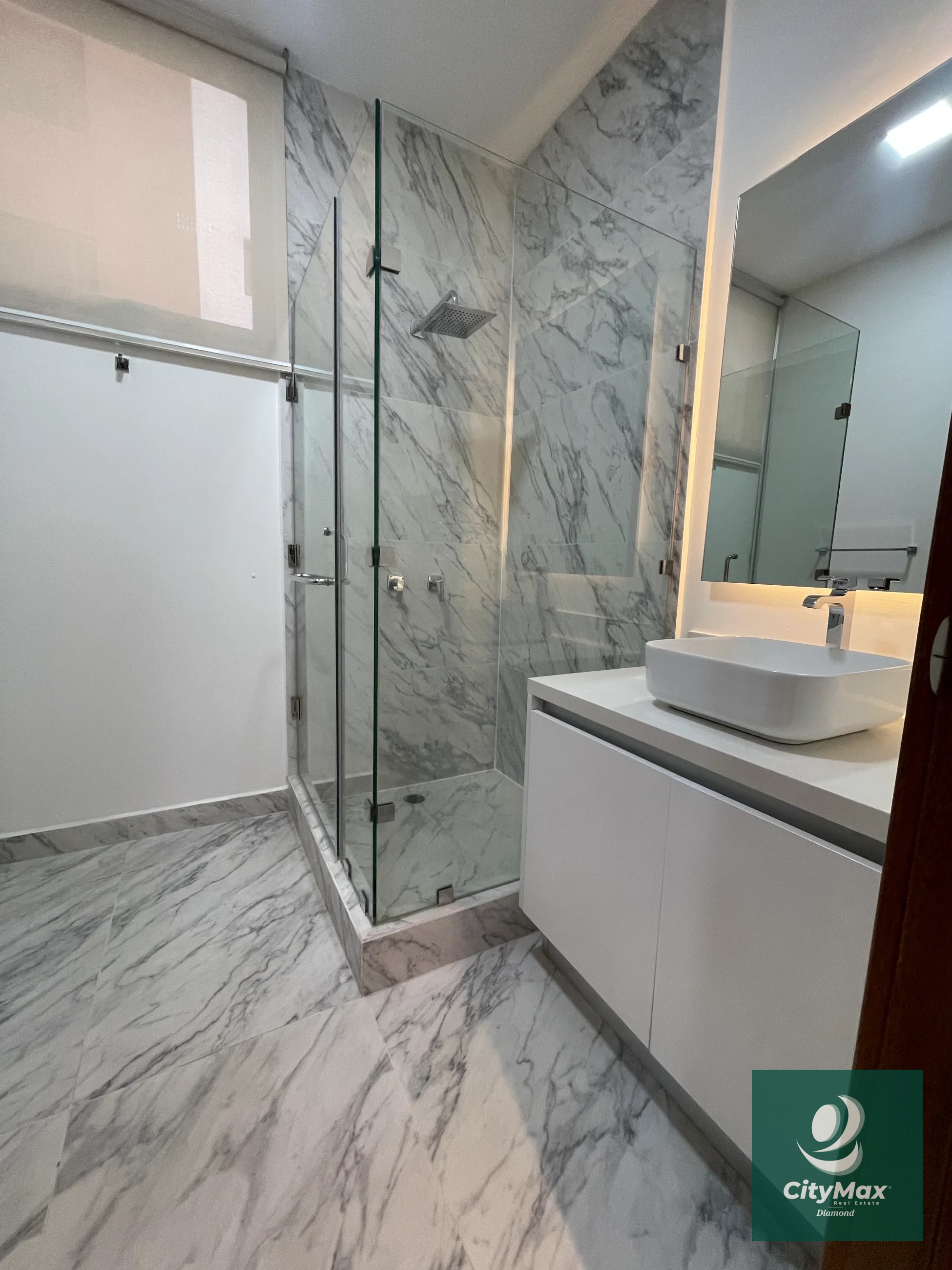Apartamento en Renta en Vista Hermosa 1 Zona 15 Guatemala Apartamento ubicado en 2do nivel cuenta con 120m² incluye balcón y 2 parqueos • Vestíbulo • Cocina abierta • Sala-comedor con balcón • Lavandería con equipo • Dormitorio secundario o estudio con baño completo • Dormitorio principal con closet y baño completo • 2 parqueos PAA-019-11-17-8 USD1,000 Precio de Renta incluye mantenimiento e IVA - 5