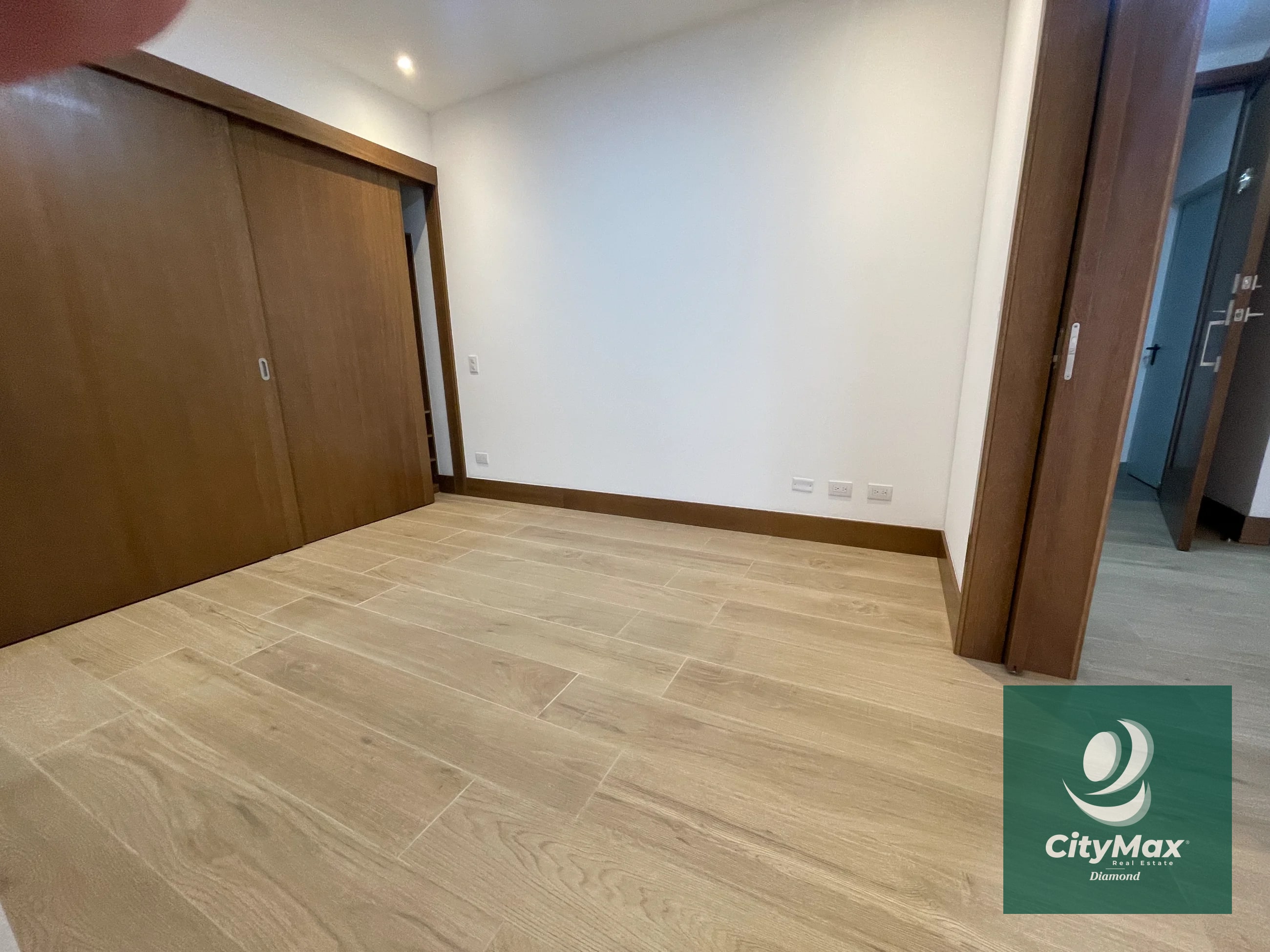 Apartamento en Renta en Vista Hermosa 1 Zona 15 Guatemala Apartamento ubicado en 2do nivel cuenta con 120m² incluye balcón y 2 parqueos • Vestíbulo • Cocina abierta • Sala-comedor con balcón • Lavandería con equipo • Dormitorio secundario o estudio con baño completo • Dormitorio principal con closet y baño completo • 2 parqueos PAA-019-11-17-8 USD1,000 Precio de Renta incluye mantenimiento e IVA - 3