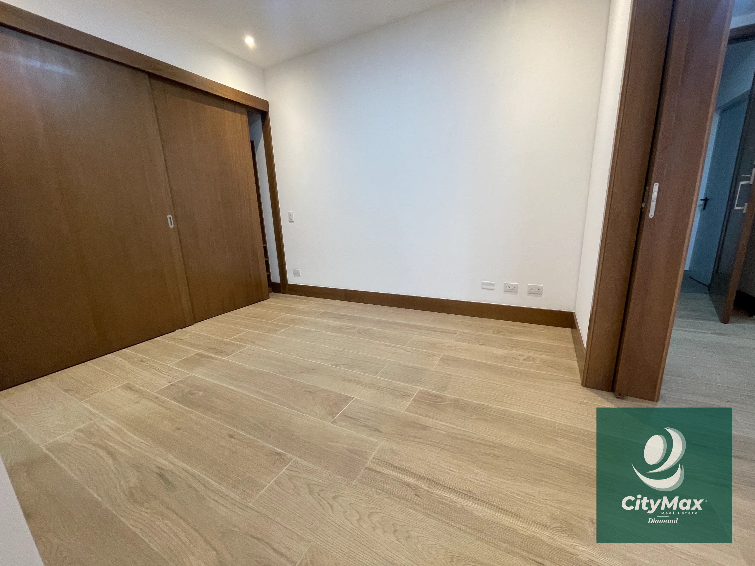Apartamento en Renta en Vista Hermosa 1 Zona 15 Guatemala Apartamento ubicado en 2do nivel cuenta con 120m² incluye balcón y 2 parqueos • Vestíbulo • Cocina abierta • Sala-comedor con balcón • Lavandería con equipo • Dormitorio secundario o estudio con baño completo • Dormitorio principal con closet y baño completo • 2 parqueos PAA-019-11-17-8 USD1,000 Precio de Renta incluye mantenimiento e IVA - 4