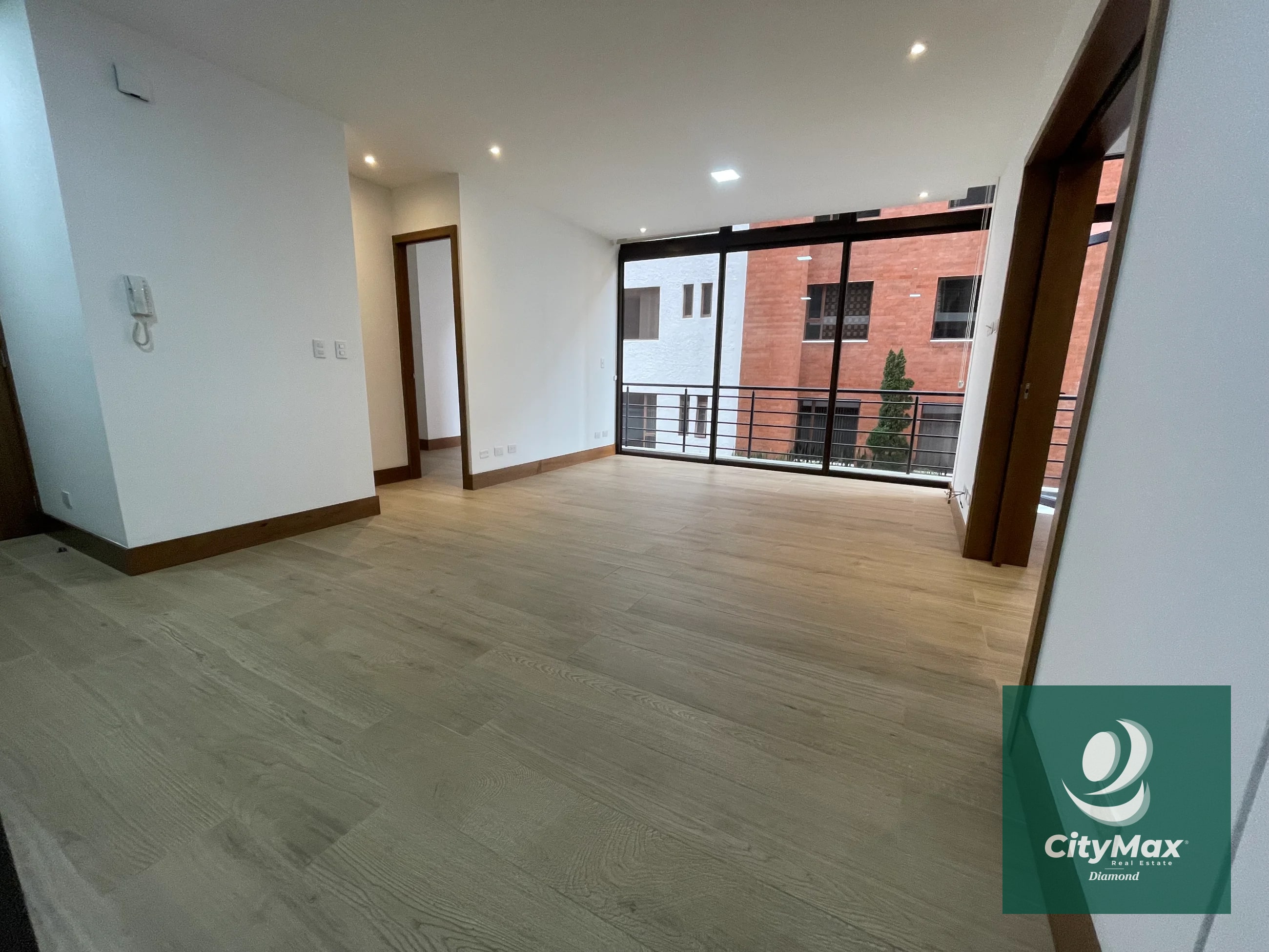 Apartamento en Renta en Vista Hermosa 1 Zona 15 Guatemala Apartamento ubicado en 2do nivel cuenta con 120m² incluye balcón y 2 parqueos • Vestíbulo • Cocina abierta • Sala-comedor con balcón • Lavandería con equipo • Dormitorio secundario o estudio con baño completo • Dormitorio principal con closet y baño completo • 2 parqueos PAA-019-11-17-8 USD1,000 Precio de Renta incluye mantenimiento e IVA - 6