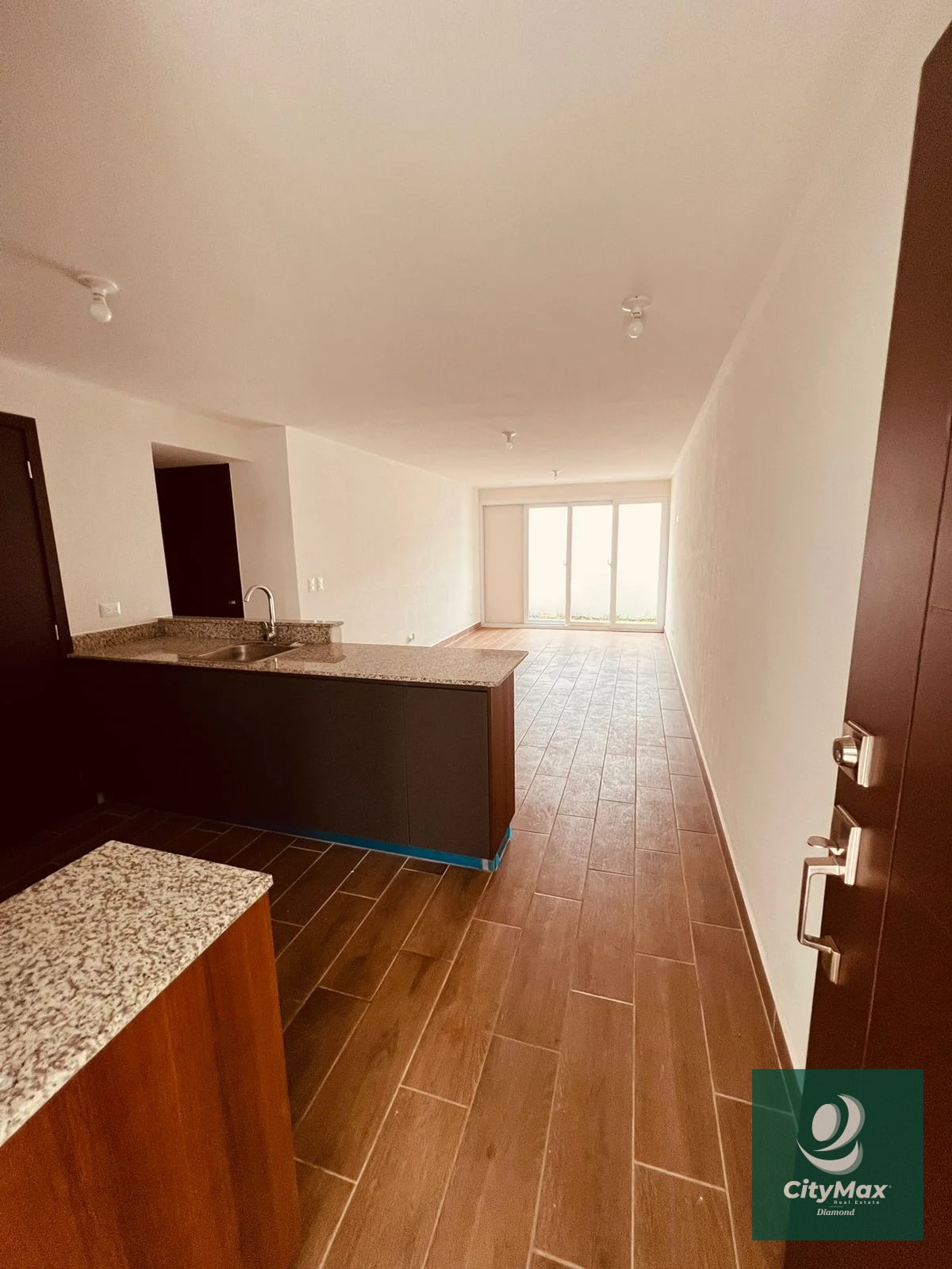 Apartamento en venta con jardín en Senderos zona 16 — Apartamento en Venta en Zona 16, Guatemala, Ciudad — foto 2 de 11