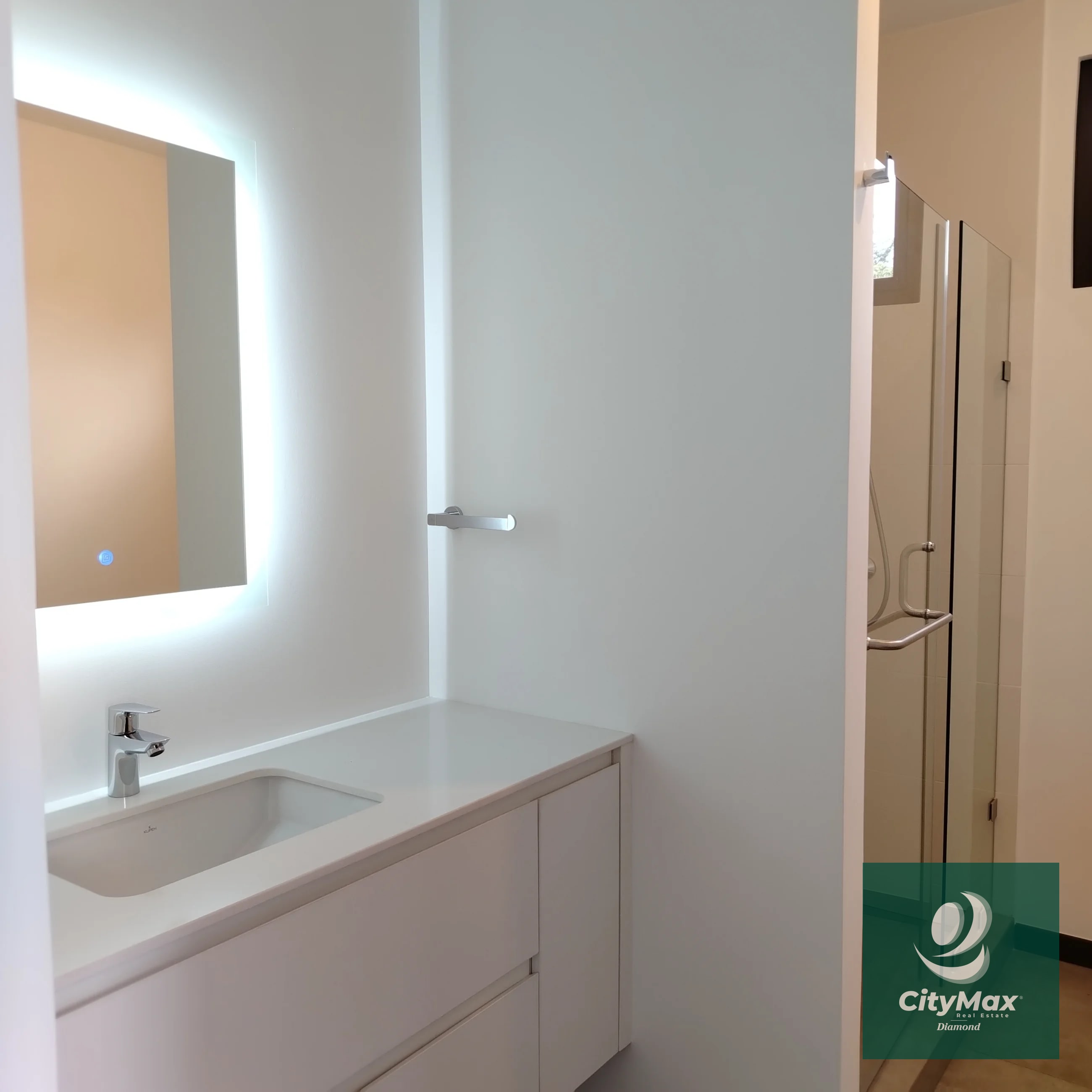 Venta/Renta Albero San Lázaro zona 15 Descubre este moderno apartamento residencial ubicado en la codiciada Zona 15 de Ciudad de Guatemala. Con 153.67 m² de área habitable y espacios diseñados para tu confort, y 25 mt2 de 2 espacios de parqueo, este apartamento en venta o renta ofrece un excelente entorno para disfrutar en familia o invertir con propósito. Su diseño inteligente incluye espacios amplios y ventilados, con vistas agradables desde sus balcones y terrazas. Además, el edificio cuenta con una variedad de amenidades que elevan tu calidad de vida, en una comunidad segura y bien ubicada. Amenidades • Piscina. • Lavandería y línea blanca incluida. • Habitación de servicio • Vigilancia 24/7 y acceso controlado para tu tranquilidad. • Área de juegos infantiles y áreas sociales exteriores. • 2 elevadores. Características principales del inmueble: • 3 habitaciones. • 3 baños completos con acabados modernos. • 2 parqueos. • Área de bodega 5 m² para almacenamiento adicional. • Área de terrazas y balcones 39 m² que brindan espacios al aire libre para relajarse o compartir con familiares y amigos. PVA-007-06-25 USD435,000 - USD2,800 El edificio cuenta con 12 pisos en un entorno rodeado de áreas verdes, proporciona además una atmósfera tranquila y segura. Ya sea que busques invertir o establecer — Apartamento en Alquiler en Zona 15, Guatemala, Ciudad — foto 7 de 17