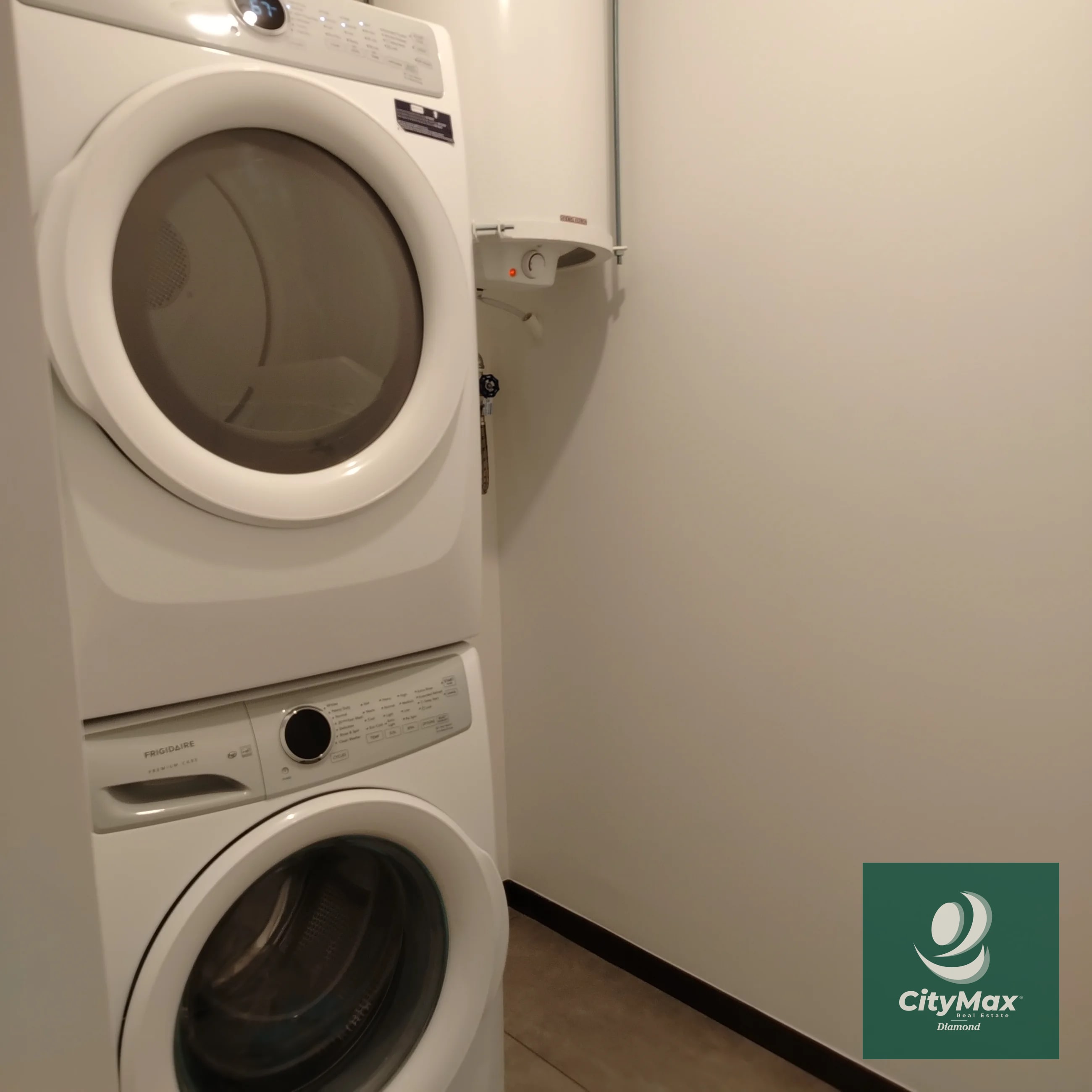 Venta/Renta Albero San Lázaro zona 15 Descubre este moderno apartamento residencial ubicado en la codiciada Zona 15 de Ciudad de Guatemala. Con 153.67 m² de área habitable y espacios diseñados para tu confort, y 25 mt2 de 2 espacios de parqueo, este apartamento en venta o renta ofrece un excelente entorno para disfrutar en familia o invertir con propósito. Su diseño inteligente incluye espacios amplios y ventilados, con vistas agradables desde sus balcones y terrazas. Además, el edificio cuenta con una variedad de amenidades que elevan tu calidad de vida, en una comunidad segura y bien ubicada. Amenidades • Piscina. • Lavandería y línea blanca incluida. • Habitación de servicio • Vigilancia 24/7 y acceso controlado para tu tranquilidad. • Área de juegos infantiles y áreas sociales exteriores. • 2 elevadores. Características principales del inmueble: • 3 habitaciones. • 3 baños completos con acabados modernos. • 2 parqueos. • Área de bodega 5 m² para almacenamiento adicional. • Área de terrazas y balcones 39 m² que brindan espacios al aire libre para relajarse o compartir con familiares y amigos. PVA-007-06-25 USD435,000 - USD2,800 El edificio cuenta con 12 pisos en un entorno rodeado de áreas verdes, proporciona además una atmósfera tranquila y segura. Ya sea que busques invertir o establecer — Apartamento en Alquiler en Zona 15, Guatemala, Ciudad — foto 12 de 17