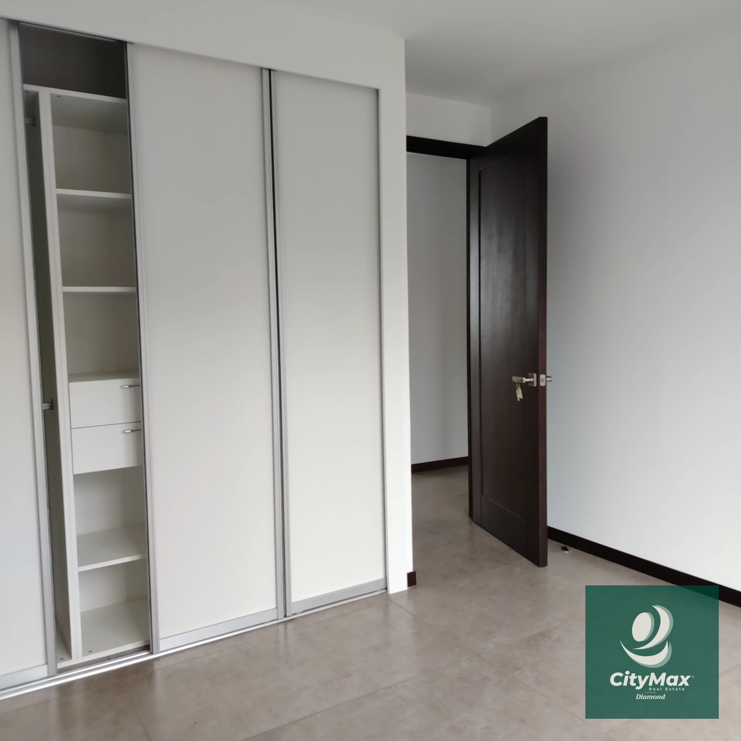 Venta/Renta Albero San Lázaro zona 15 Descubre este moderno apartamento residencial ubicado en la codiciada Zona 15 de Ciudad de Guatemala. Con 153.67 m² de área habitable y espacios diseñados para tu confort, y 25 mt2 de 2 espacios de parqueo, este apartamento en venta o renta ofrece un excelente entorno para disfrutar en familia o invertir con propósito. Su diseño inteligente incluye espacios amplios y ventilados, con vistas agradables desde sus balcones y terrazas. Además, el edificio cuenta con una variedad de amenidades que elevan tu calidad de vida, en una comunidad segura y bien ubicada. Amenidades • Piscina. • Lavandería y línea blanca incluida. • Habitación de servicio • Vigilancia 24/7 y acceso controlado para tu tranquilidad. • Área de juegos infantiles y áreas sociales exteriores. • 2 elevadores. Características principales del inmueble: • 3 habitaciones. • 3 baños completos con acabados modernos. • 2 parqueos. • Área de bodega 5 m² para almacenamiento adicional. • Área de terrazas y balcones 39 m² que brindan espacios al aire libre para relajarse o compartir con familiares y amigos. PVA-007-06-25 USD435,000 - USD2,800 El edificio cuenta con 12 pisos en un entorno rodeado de áreas verdes, proporciona además una atmósfera tranquila y segura. Ya sea que busques invertir o establecer — Apartamento en Alquiler en Zona 15, Guatemala, Ciudad — foto 4 de 17