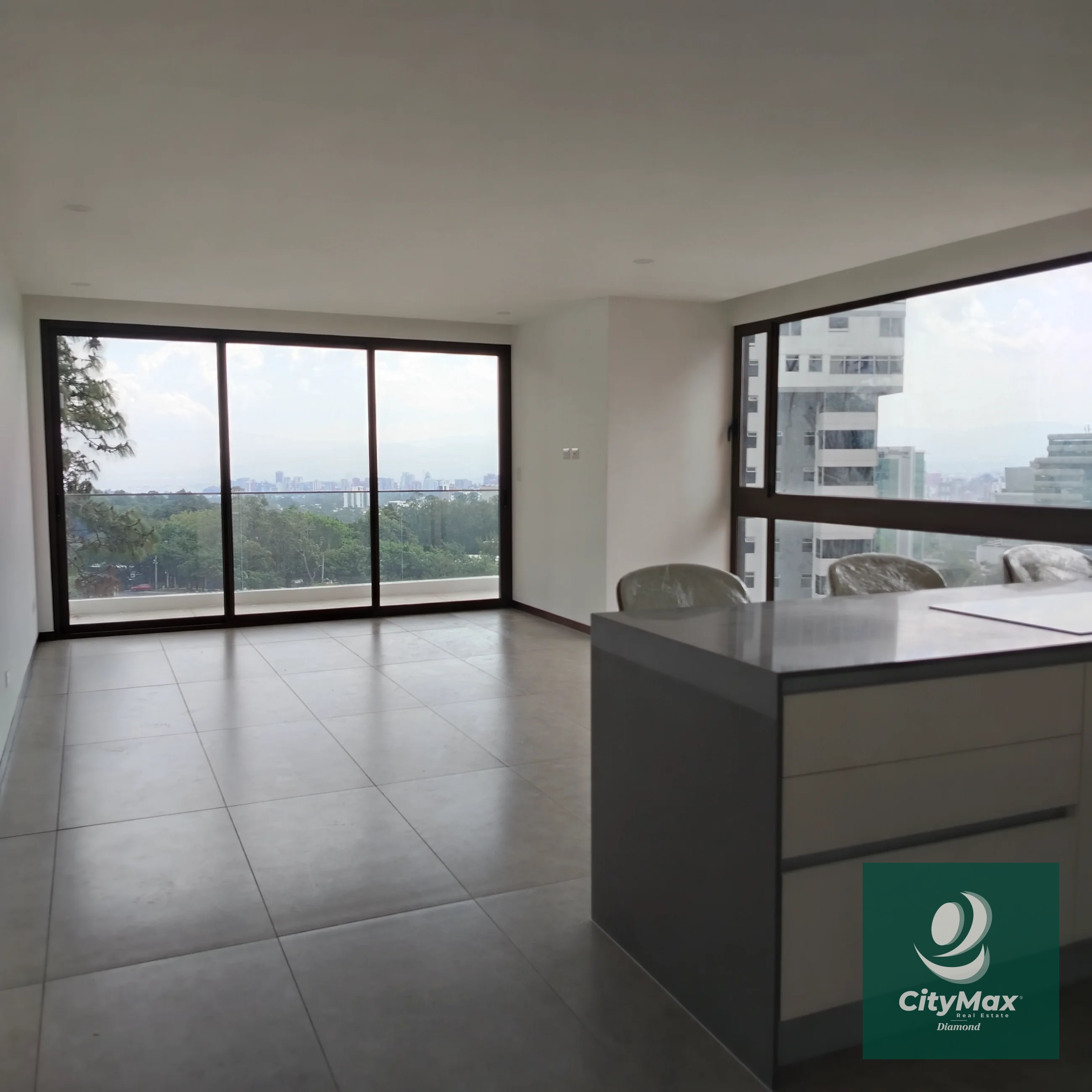 Venta/Renta Albero San Lázaro zona 15 Descubre este moderno apartamento residencial ubicado en la codiciada Zona 15 de Ciudad de Guatemala. Con 153.67 m² de área habitable y espacios diseñados para tu confort, y 25 mt2 de 2 espacios de parqueo, este apartamento en venta o renta ofrece un excelente entorno para disfrutar en familia o invertir con propósito. Su diseño inteligente incluye espacios amplios y ventilados, con vistas agradables desde sus balcones y terrazas. Además, el edificio cuenta con una variedad de amenidades que elevan tu calidad de vida, en una comunidad segura y bien ubicada. Amenidades • Piscina. • Lavandería y línea blanca incluida. • Habitación de servicio • Vigilancia 24/7 y acceso controlado para tu tranquilidad. • Área de juegos infantiles y áreas sociales exteriores. • 2 elevadores. Características principales del inmueble: • 3 habitaciones. • 3 baños completos con acabados modernos. • 2 parqueos. • Área de bodega 5 m² para almacenamiento adicional. • Área de terrazas y balcones 39 m² que brindan espacios al aire libre para relajarse o compartir con familiares y amigos. PVA-007-06-25 USD435,000 - USD2,800 El edificio cuenta con 12 pisos en un entorno rodeado de áreas verdes, proporciona además una atmósfera tranquila y segura. Ya sea que busques invertir o establecer — Apartamento en Alquiler en Zona 15, Guatemala, Ciudad — foto 14 de 17