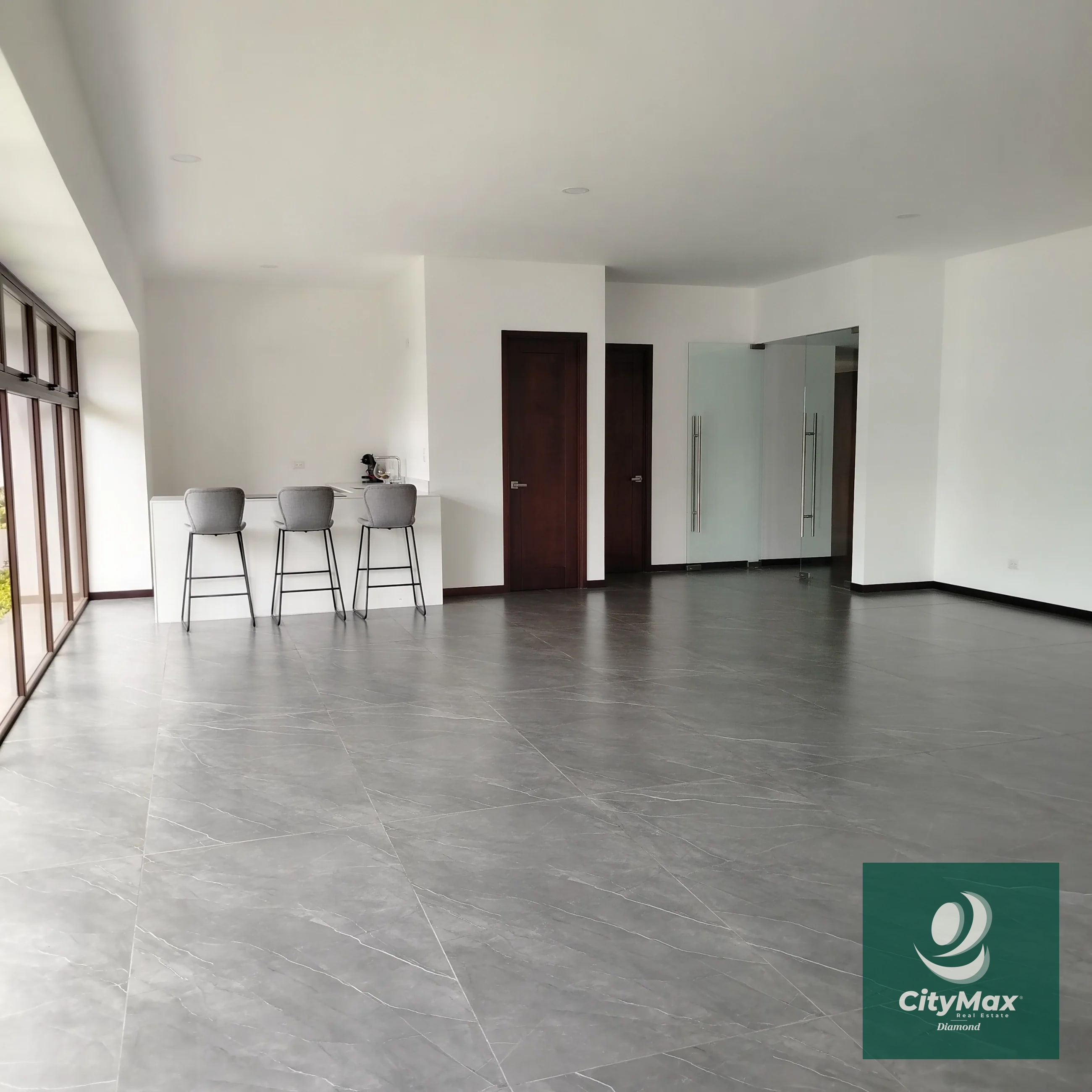 Venta/Renta Albero San Lázaro zona 15 Descubre este moderno apartamento residencial ubicado en la codiciada Zona 15 de Ciudad de Guatemala. Con 153.67 m² de área habitable y espacios diseñados para tu confort, y 25 mt2 de 2 espacios de parqueo, este apartamento en venta o renta ofrece un excelente entorno para disfrutar en familia o invertir con propósito. Su diseño inteligente incluye espacios amplios y ventilados, con vistas agradables desde sus balcones y terrazas. Además, el edificio cuenta con una variedad de amenidades que elevan tu calidad de vida, en una comunidad segura y bien ubicada. Amenidades • Piscina. • Lavandería y línea blanca incluida. • Habitación de servicio • Vigilancia 24/7 y acceso controlado para tu tranquilidad. • Área de juegos infantiles y áreas sociales exteriores. • 2 elevadores. Características principales del inmueble: • 3 habitaciones. • 3 baños completos con acabados modernos. • 2 parqueos. • Área de bodega 5 m² para almacenamiento adicional. • Área de terrazas y balcones 39 m² que brindan espacios al aire libre para relajarse o compartir con familiares y amigos. PVA-007-06-25 USD435,000 - USD2,800 El edificio cuenta con 12 pisos en un entorno rodeado de áreas verdes, proporciona además una atmósfera tranquila y segura. Ya sea que busques invertir o establecer — Apartamento en Alquiler en Zona 15, Guatemala, Ciudad — foto 1 de 17