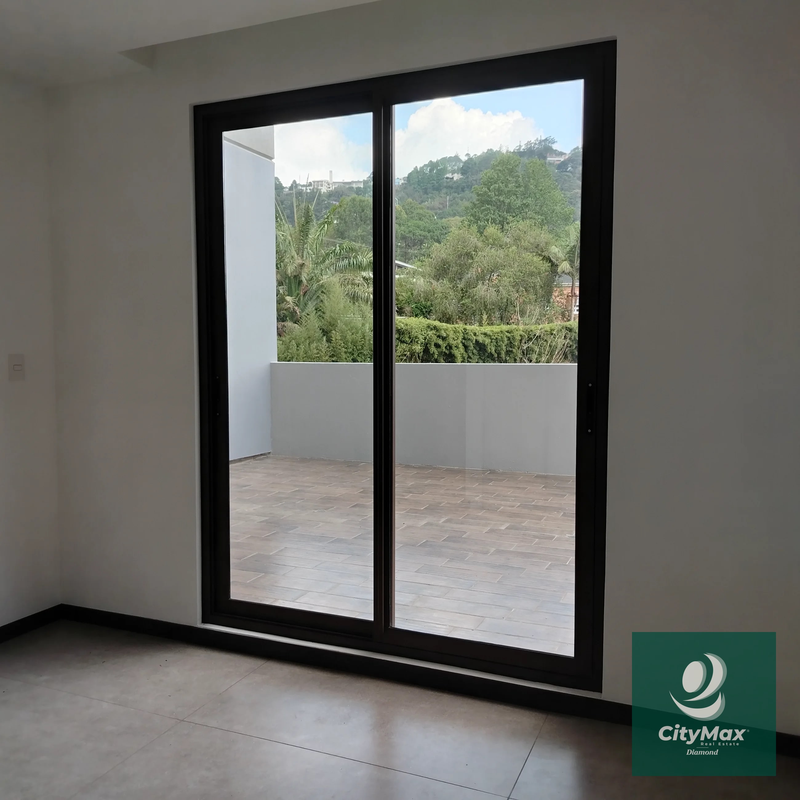 Venta/Renta Albero San Lázaro zona 15 Descubre este moderno apartamento residencial ubicado en la codiciada Zona 15 de Ciudad de Guatemala. Con 153.67 m² de área habitable y espacios diseñados para tu confort, y 25 mt2 de 2 espacios de parqueo, este apartamento en venta o renta ofrece un excelente entorno para disfrutar en familia o invertir con propósito. Su diseño inteligente incluye espacios amplios y ventilados, con vistas agradables desde sus balcones y terrazas. Además, el edificio cuenta con una variedad de amenidades que elevan tu calidad de vida, en una comunidad segura y bien ubicada. Amenidades • Piscina. • Lavandería y línea blanca incluida. • Habitación de servicio • Vigilancia 24/7 y acceso controlado para tu tranquilidad. • Área de juegos infantiles y áreas sociales exteriores. • 2 elevadores. Características principales del inmueble: • 3 habitaciones. • 3 baños completos con acabados modernos. • 2 parqueos. • Área de bodega 5 m² para almacenamiento adicional. • Área de terrazas y balcones 39 m² que brindan espacios al aire libre para relajarse o compartir con familiares y amigos. PVA-007-06-25 USD435,000 - USD2,800 El edificio cuenta con 12 pisos en un entorno rodeado de áreas verdes, proporciona además una atmósfera tranquila y segura. Ya sea que busques invertir o establecer — Apartamento en Alquiler en Zona 15, Guatemala, Ciudad — foto 5 de 17
