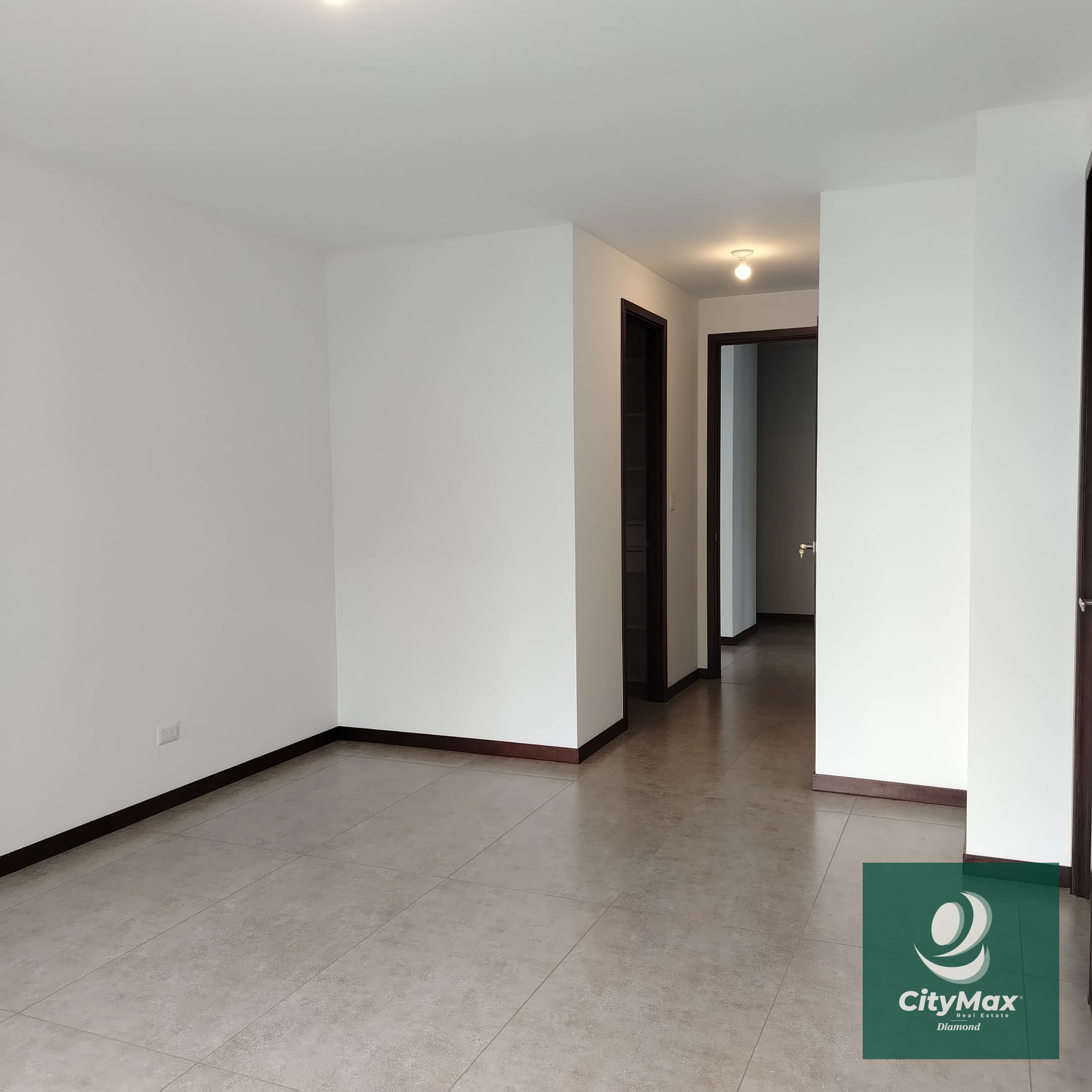 Venta/Renta Albero San Lázaro zona 15 Descubre este moderno apartamento residencial ubicado en la codiciada Zona 15 de Ciudad de Guatemala. Con 153.67 m² de área habitable y espacios diseñados para tu confort, y 25 mt2 de 2 espacios de parqueo, este apartamento en venta o renta ofrece un excelente entorno para disfrutar en familia o invertir con propósito. Su diseño inteligente incluye espacios amplios y ventilados, con vistas agradables desde sus balcones y terrazas. Además, el edificio cuenta con una variedad de amenidades que elevan tu calidad de vida, en una comunidad segura y bien ubicada. Amenidades • Piscina. • Lavandería y línea blanca incluida. • Habitación de servicio • Vigilancia 24/7 y acceso controlado para tu tranquilidad. • Área de juegos infantiles y áreas sociales exteriores. • 2 elevadores. Características principales del inmueble: • 3 habitaciones. • 3 baños completos con acabados modernos. • 2 parqueos. • Área de bodega 5 m² para almacenamiento adicional. • Área de terrazas y balcones 39 m² que brindan espacios al aire libre para relajarse o compartir con familiares y amigos. PVA-007-06-25 USD435,000 - USD2,800 El edificio cuenta con 12 pisos en un entorno rodeado de áreas verdes, proporciona además una atmósfera tranquila y segura. Ya sea que busques invertir o establecer — Apartamento en Alquiler en Zona 15, Guatemala, Ciudad — foto 9 de 17