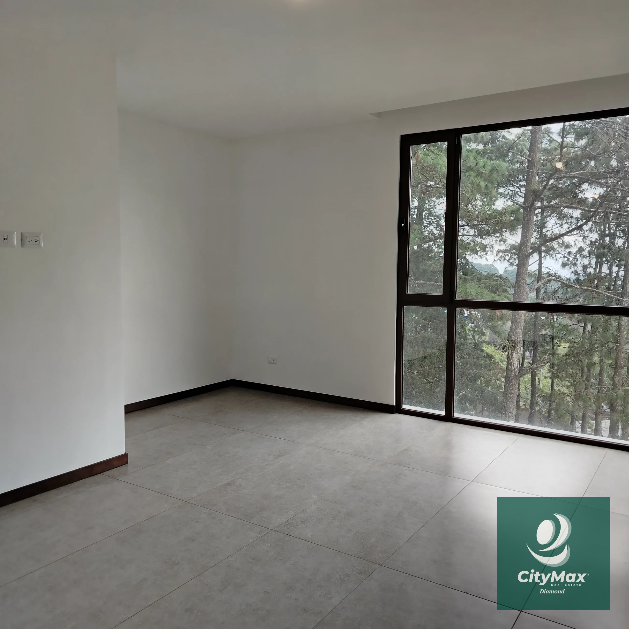 Venta/Renta Albero San Lázaro zona 15 Descubre este moderno apartamento residencial ubicado en la codiciada Zona 15 de Ciudad de Guatemala. Con 153.67 m² de área habitable y espacios diseñados para tu confort, y 25 mt2 de 2 espacios de parqueo, este apartamento en venta o renta ofrece un excelente entorno para disfrutar en familia o invertir con propósito. Su diseño inteligente incluye espacios amplios y ventilados, con vistas agradables desde sus balcones y terrazas. Además, el edificio cuenta con una variedad de amenidades que elevan tu calidad de vida, en una comunidad segura y bien ubicada. Amenidades • Piscina. • Lavandería y línea blanca incluida. • Habitación de servicio • Vigilancia 24/7 y acceso controlado para tu tranquilidad. • Área de juegos infantiles y áreas sociales exteriores. • 2 elevadores. Características principales del inmueble: • 3 habitaciones. • 3 baños completos con acabados modernos. • 2 parqueos. • Área de bodega 5 m² para almacenamiento adicional. • Área de terrazas y balcones 39 m² que brindan espacios al aire libre para relajarse o compartir con familiares y amigos. PVA-007-06-25 USD435,000 - USD2,800 El edificio cuenta con 12 pisos en un entorno rodeado de áreas verdes, proporciona además una atmósfera tranquila y segura. Ya sea que busques invertir o establecer — Apartamento en Alquiler en Zona 15, Guatemala, Ciudad — foto 8 de 17