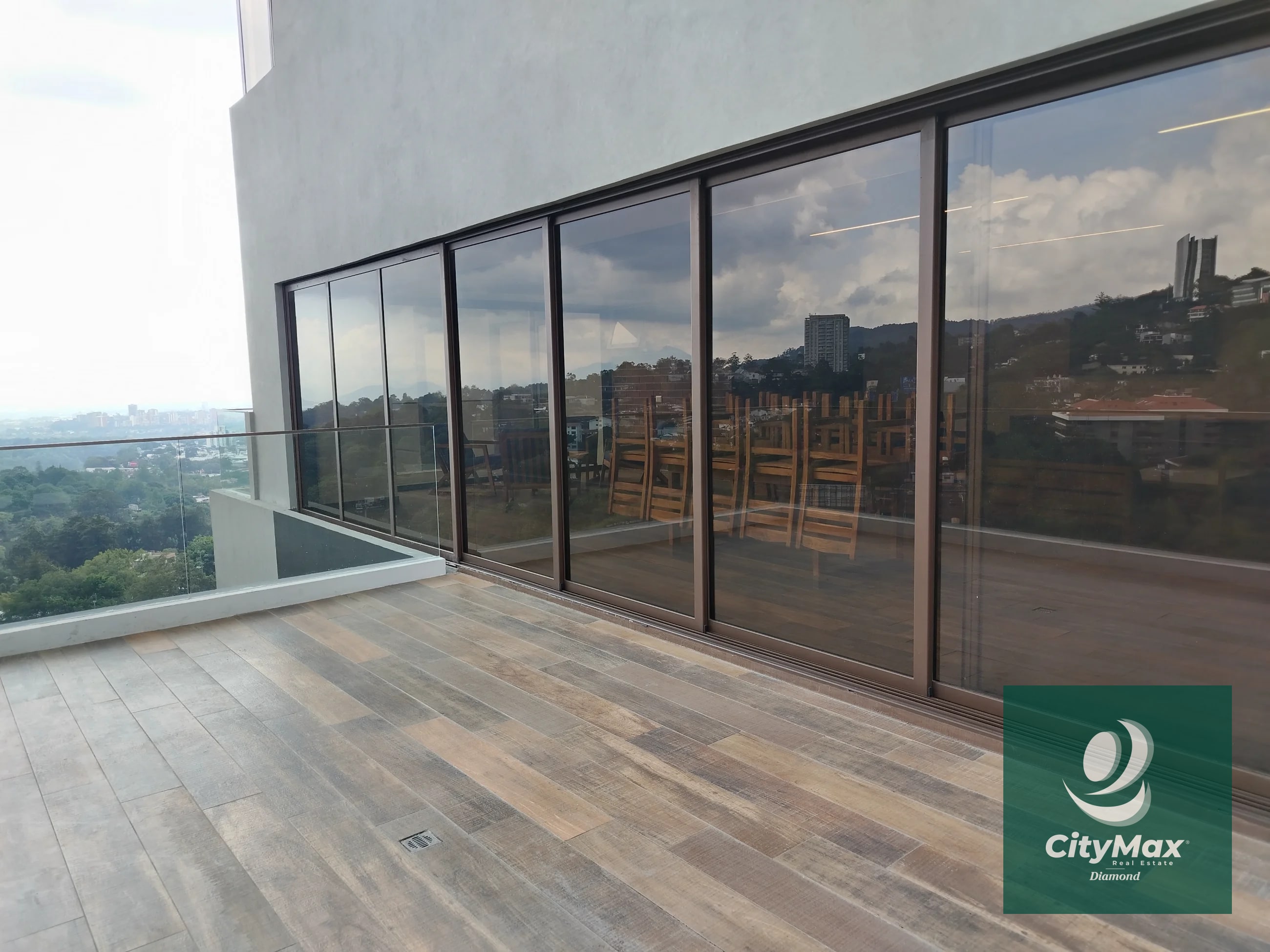 Venta/Renta Albero San Lázaro zona 15 Descubre este moderno apartamento residencial ubicado en la codiciada Zona 15 de Ciudad de Guatemala. Con 153.67 m² de área habitable y espacios diseñados para tu confort, y 25 mt2 de 2 espacios de parqueo, este apartamento en venta o renta ofrece un excelente entorno para disfrutar en familia o invertir con propósito. Su diseño inteligente incluye espacios amplios y ventilados, con vistas agradables desde sus balcones y terrazas. Además, el edificio cuenta con una variedad de amenidades que elevan tu calidad de vida, en una comunidad segura y bien ubicada. Amenidades • Piscina. • Lavandería y línea blanca incluida. • Habitación de servicio • Vigilancia 24/7 y acceso controlado para tu tranquilidad. • Área de juegos infantiles y áreas sociales exteriores. • 2 elevadores. Características principales del inmueble: • 3 habitaciones. • 3 baños completos con acabados modernos. • 2 parqueos. • Área de bodega 5 m² para almacenamiento adicional. • Área de terrazas y balcones 39 m² que brindan espacios al aire libre para relajarse o compartir con familiares y amigos. PVA-007-06-25 USD435,000 - USD2,800 El edificio cuenta con 12 pisos en un entorno rodeado de áreas verdes, proporciona además una atmósfera tranquila y segura. Ya sea que busques invertir o establecer — Apartamento en Alquiler en Zona 15, Guatemala, Ciudad — foto 17 de 17
