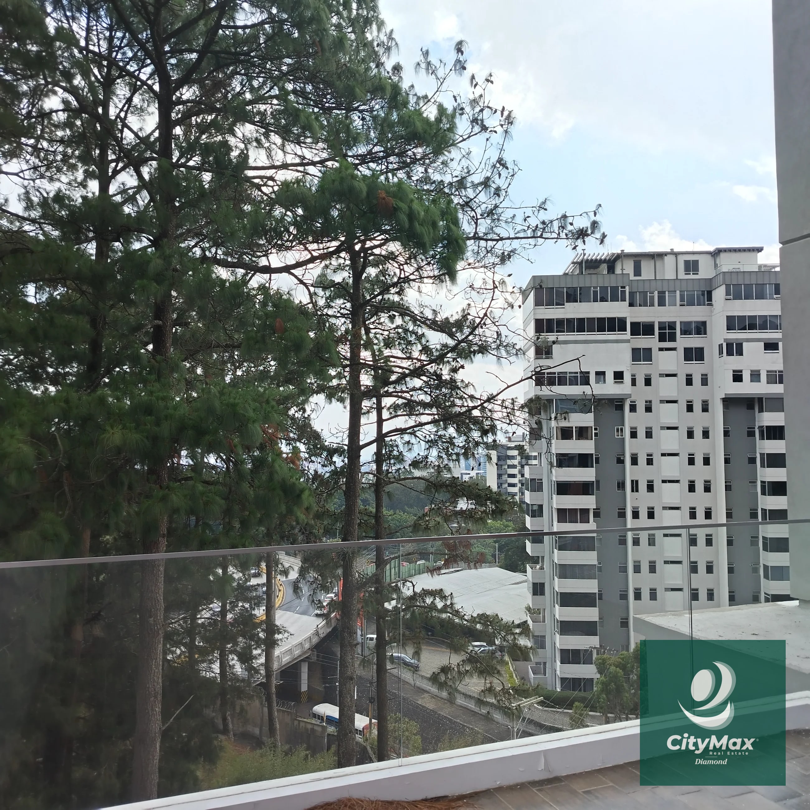 Venta/Renta Albero San Lázaro zona 15 Descubre este moderno apartamento residencial ubicado en la codiciada Zona 15 de Ciudad de Guatemala. Con 153.67 m² de área habitable y espacios diseñados para tu confort, y 25 mt2 de 2 espacios de parqueo, este apartamento en venta o renta ofrece un excelente entorno para disfrutar en familia o invertir con propósito. Su diseño inteligente incluye espacios amplios y ventilados, con vistas agradables desde sus balcones y terrazas. Además, el edificio cuenta con una variedad de amenidades que elevan tu calidad de vida, en una comunidad segura y bien ubicada. Amenidades • Piscina. • Lavandería y línea blanca incluida. • Habitación de servicio • Vigilancia 24/7 y acceso controlado para tu tranquilidad. • Área de juegos infantiles y áreas sociales exteriores. • 2 elevadores. Características principales del inmueble: • 3 habitaciones. • 3 baños completos con acabados modernos. • 2 parqueos. • Área de bodega 5 m² para almacenamiento adicional. • Área de terrazas y balcones 39 m² que brindan espacios al aire libre para relajarse o compartir con familiares y amigos. PVA-007-06-25 USD435,000 - USD2,800 El edificio cuenta con 12 pisos en un entorno rodeado de áreas verdes, proporciona además una atmósfera tranquila y segura. Ya sea que busques invertir o establecer — Apartamento en Alquiler en Zona 15, Guatemala, Ciudad — foto 3 de 17