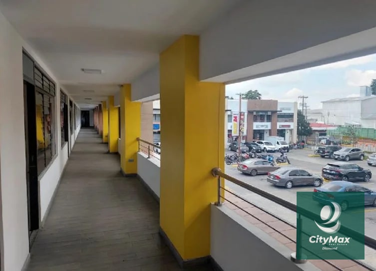 CityMax Diamond (502) 2369-6868 PAL-017-10-25 Q5,000 Local en Renta en Plaza Pinabetes Express San Jose Pinula Ubicado Km 19 Carretera a San José Pinula en una de las plazas más reconocidas y transitadas del sector, este local representa una excelente oportunidad para marcas o negocios que buscan posicionarse en una zona de alto crecimiento residencial y comercial. Plaza cuenta con 36 locales, 2 niveles, seguridad 24 horas, excelentes accesos y amplio parqueo gratis para visitas. Local en segundo nivel cuenta con 50m² y medio baño. Precio de renta más mantenimiento Q1,632.70 e IVA. Agenda tu cita llamando al teléfono publicado en este anuncio. - 5