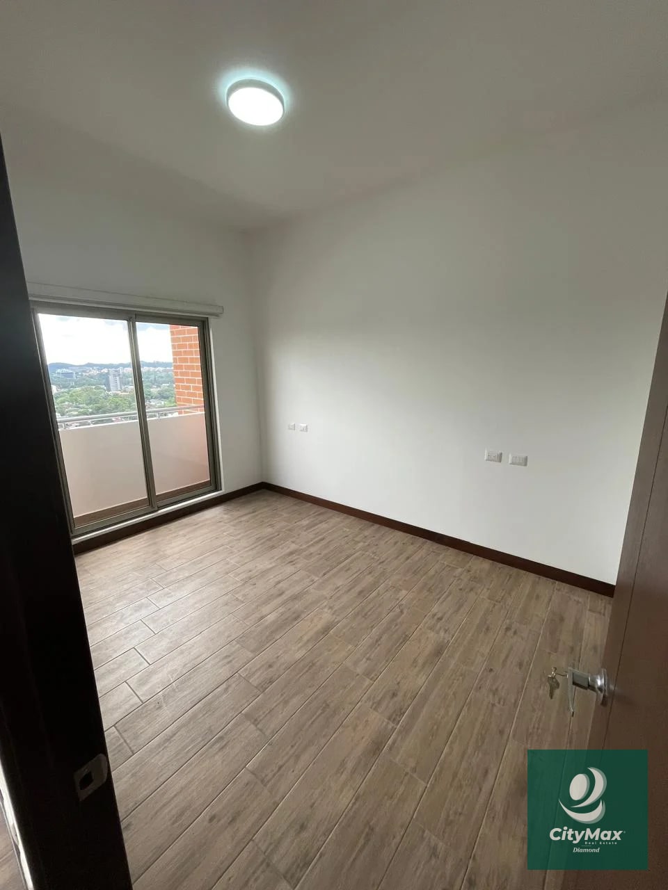 Apartamento en Renta en Zona 10 Cercano a Diagonal 6 - 11