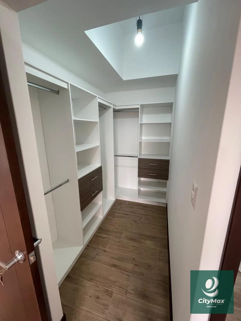 Apartamento en Renta en Zona 10 Cercano a Diagonal 6 - 9