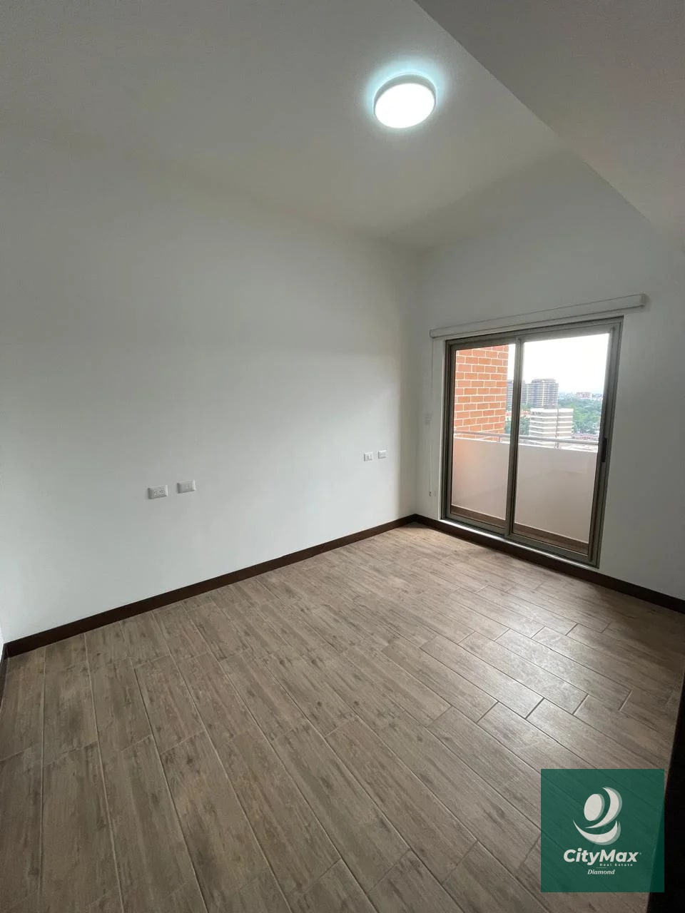 Apartamento en Renta en Zona 10 Cercano a Diagonal 6 - 7