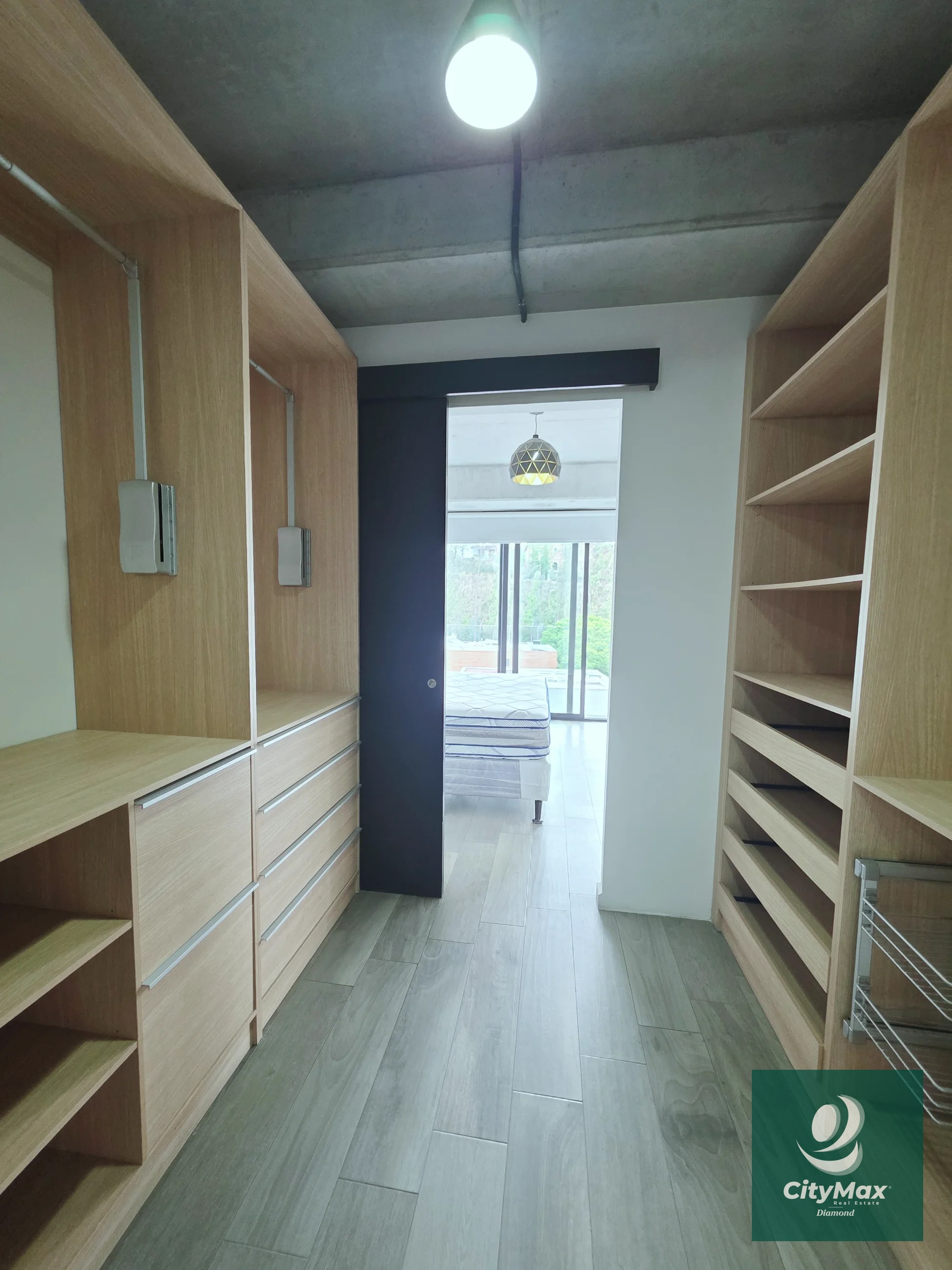 Apartamento en Renta en Zona 10 Cercano a Diagonal 6 - 15