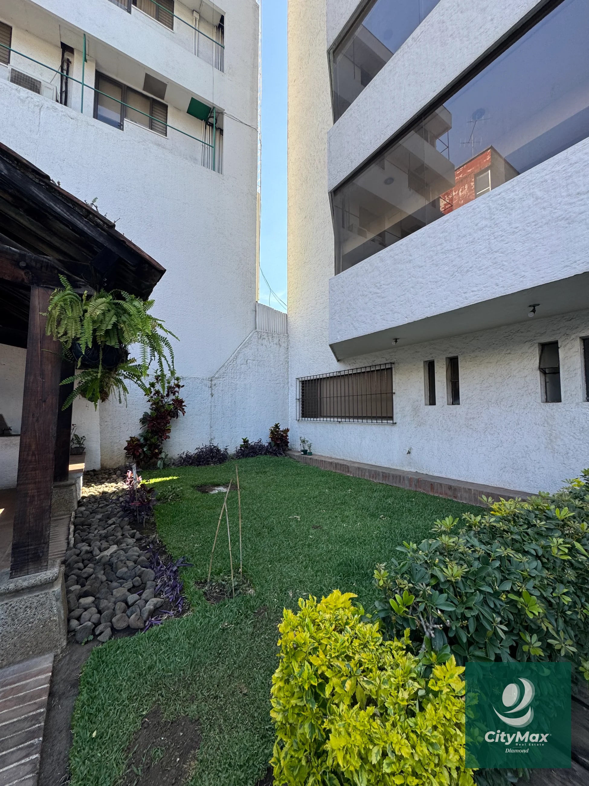 Apartamento Amueblado en venta y renta zona 10 - 16
