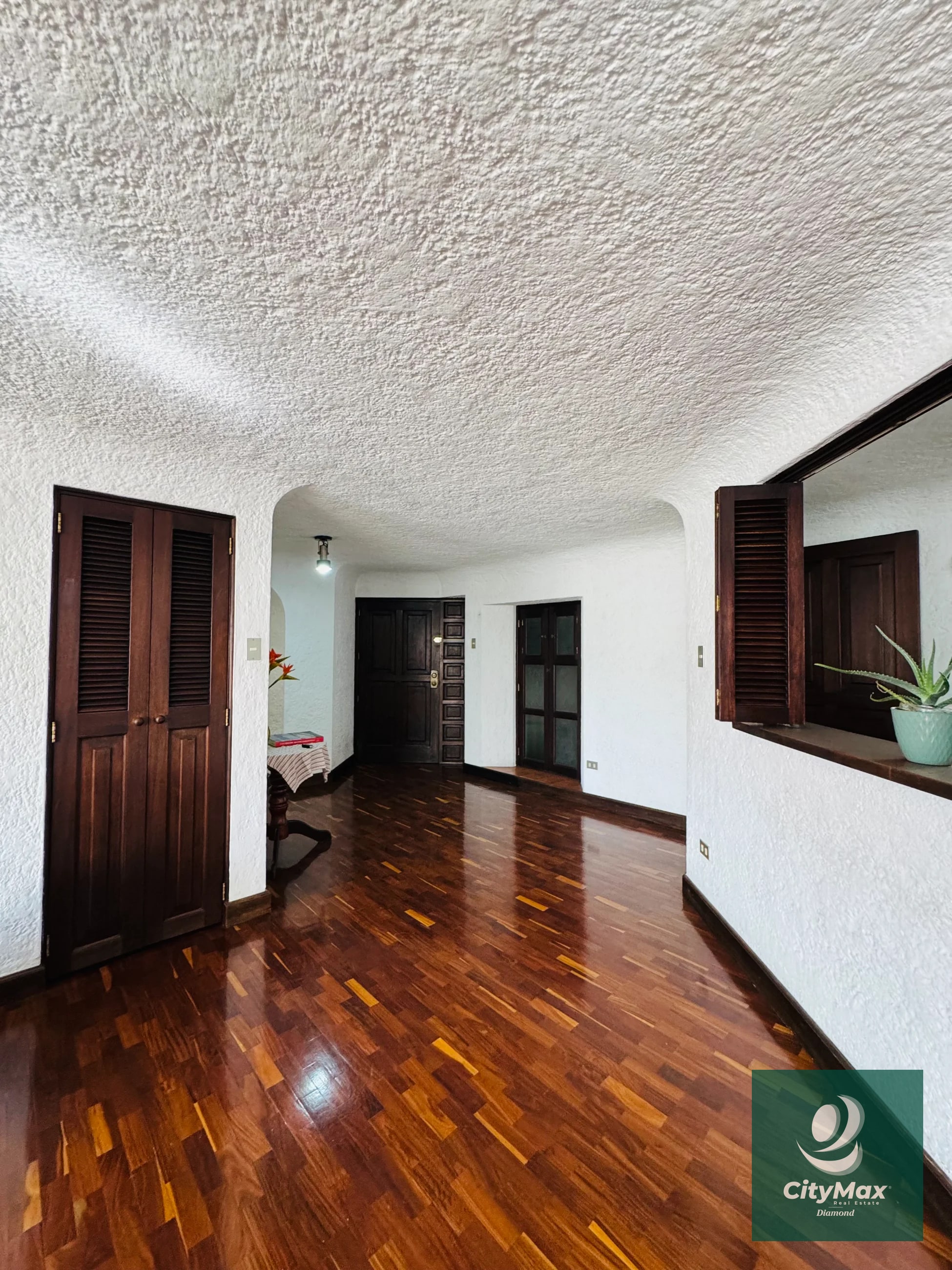 Apartamento Amueblado en venta y renta zona 10 - 4