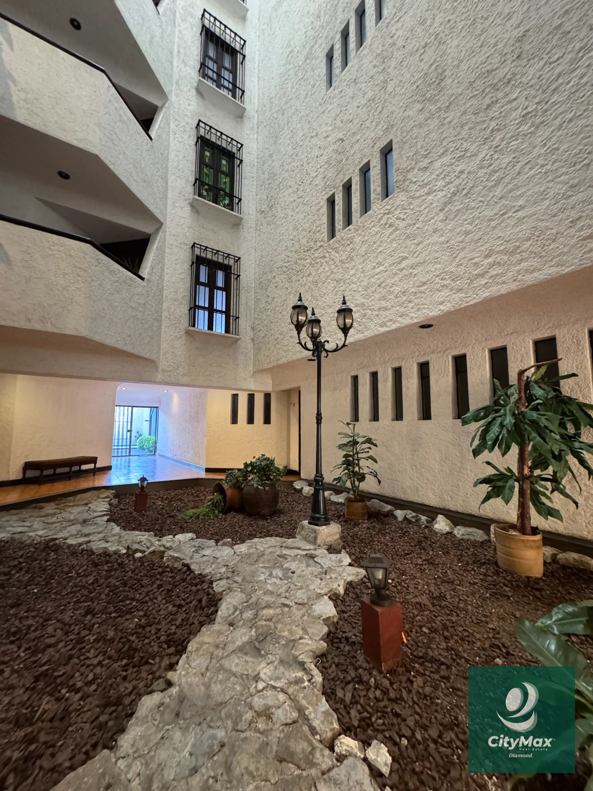 Apartamento Amueblado en venta y renta zona 10 - 13