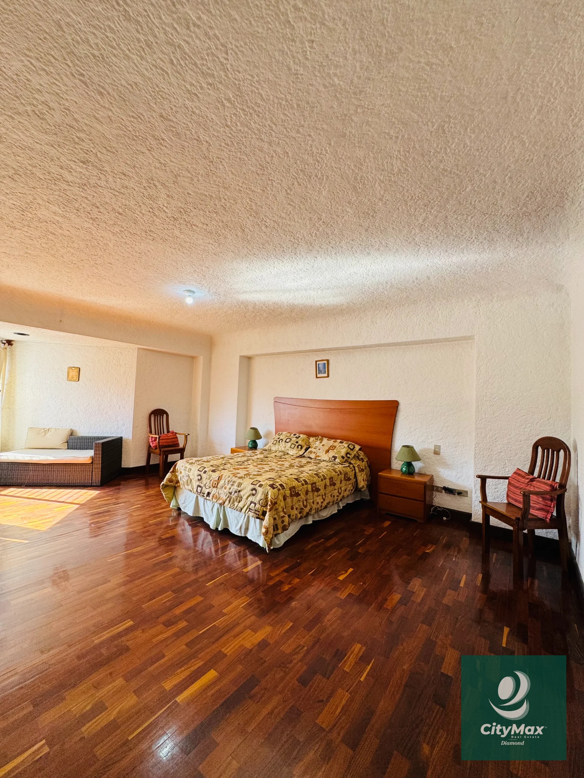 Apartamento Amueblado en venta y renta zona 10 - 11