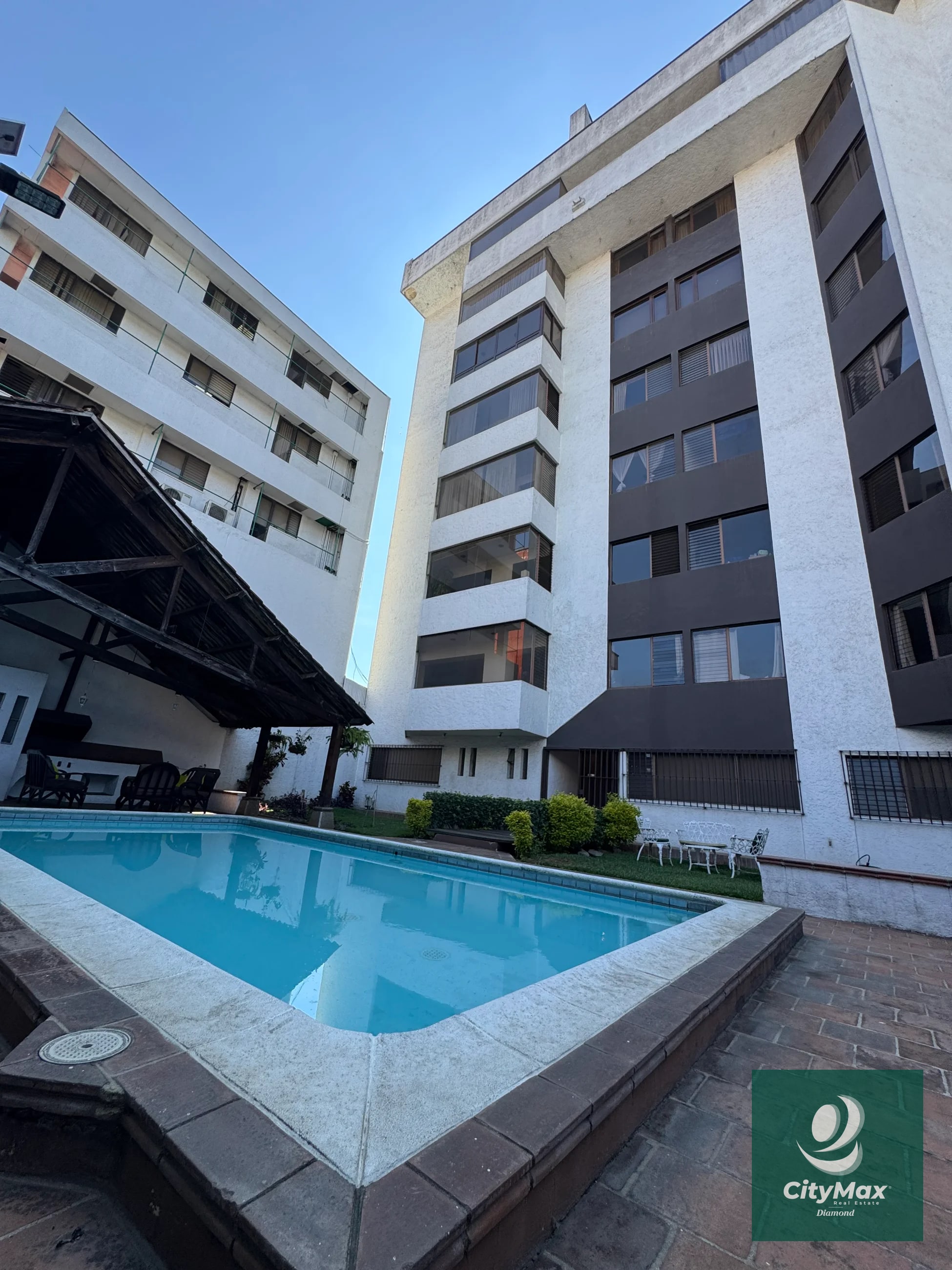 Apartamento Amueblado en venta y renta zona 10 - 14