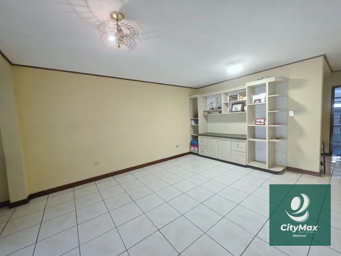 Casa en Venta en Loma Real San Cristobal Zona 8 de Mixco - 1