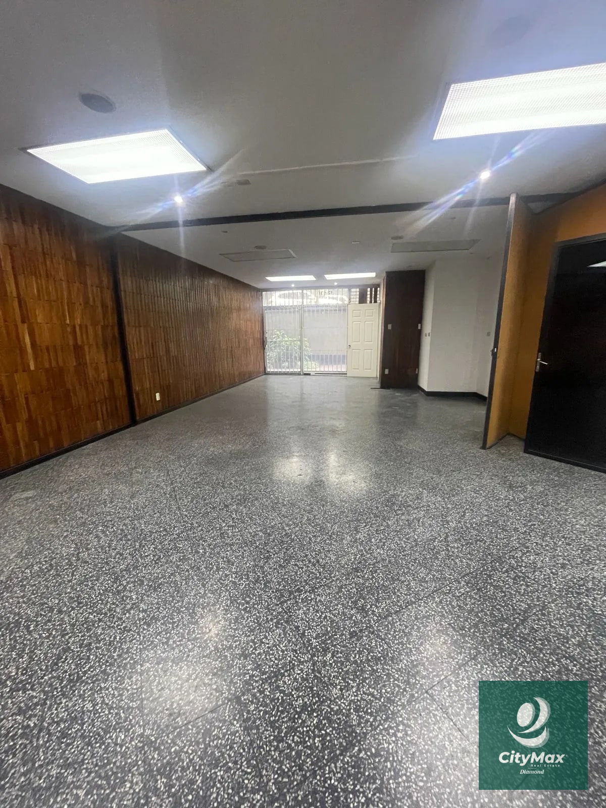 Oficina en Renta en Edificio Zona 9 Ciudad de Guatemala — Oficina en Alquiler en Zona 9, Guatemala, Ciudad — foto 1 de 13