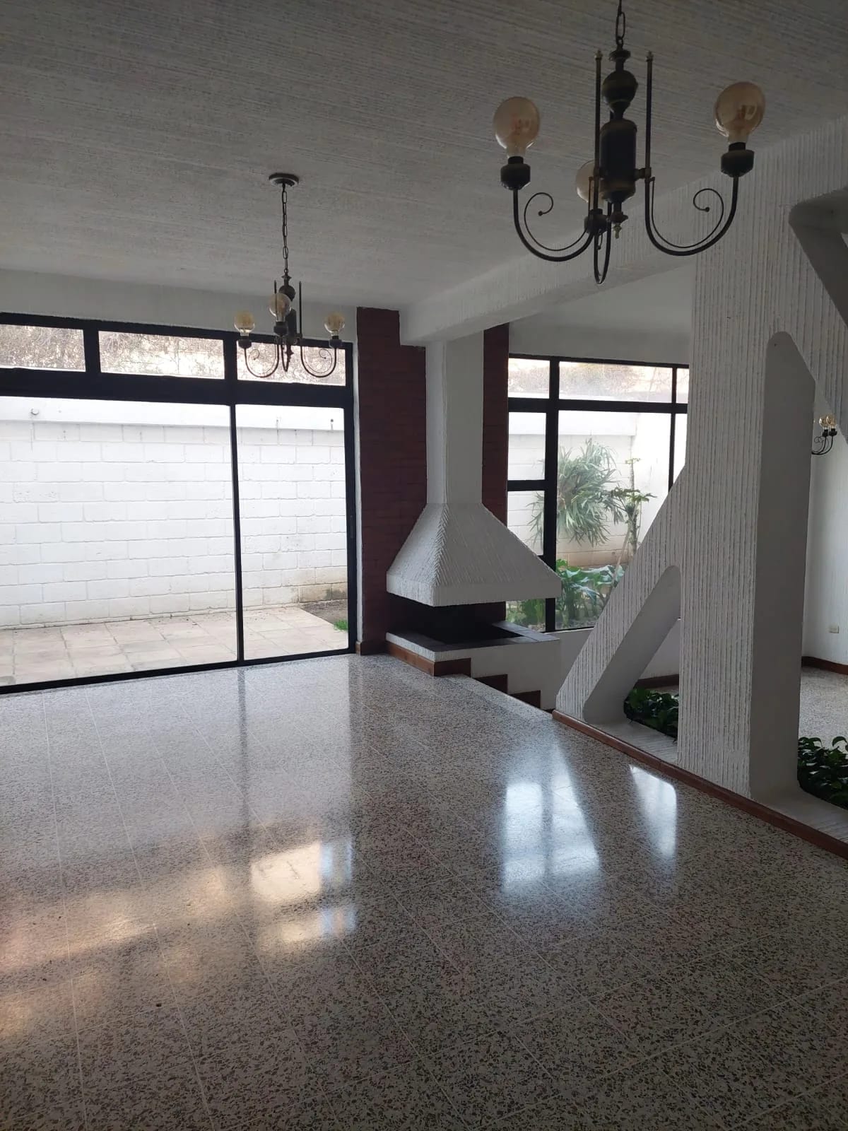 RENTO CASA Z.10 VILLA MARQUEZ REF.6577 *4 BAÑOS, 3 HAB, 3 PARQUEOS, CUARTO SERVICIO, $1344* — Casa en Alquiler en Zona 10, Guatemala, Ciudad — foto 5 de 7