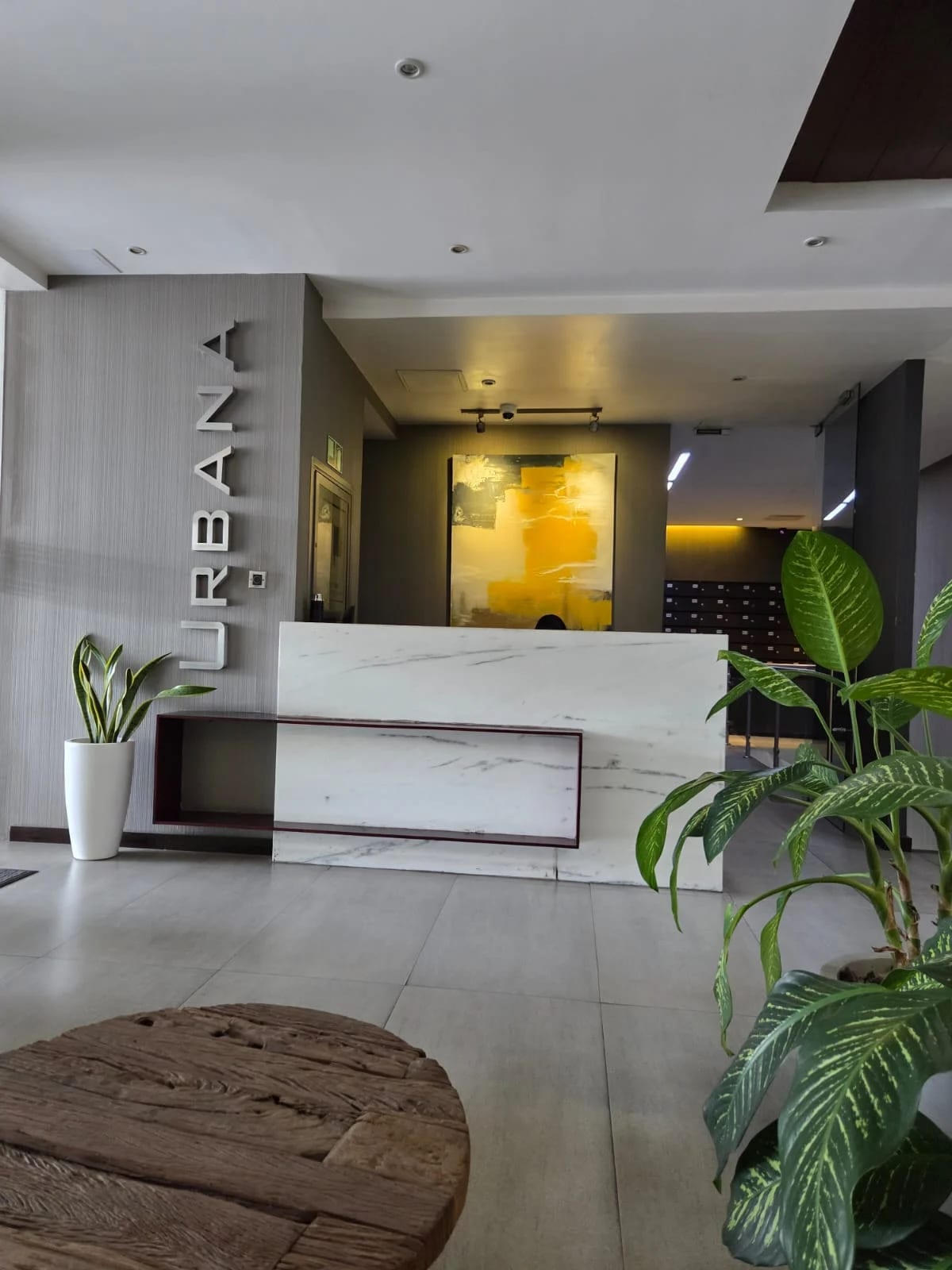RENTO APTO AMUEBLADO Z.10 EDIF URBANA REF.6935 — Apartamento en Alquiler en Zona 10, Guatemala, Ciudad — foto 1 de 17