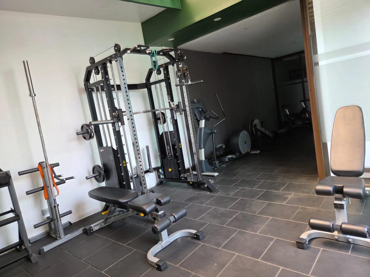 RENTO APTO AMUEBLADO Z.10 EDIF URBANA REF.6935 *2 HAB, 2.5 BAÑOS, 2 PARQUEOS, 88M2, $1200* — Apartamento en Alquiler en Zona 10, Guatemala, Ciudad — foto 1 de 15