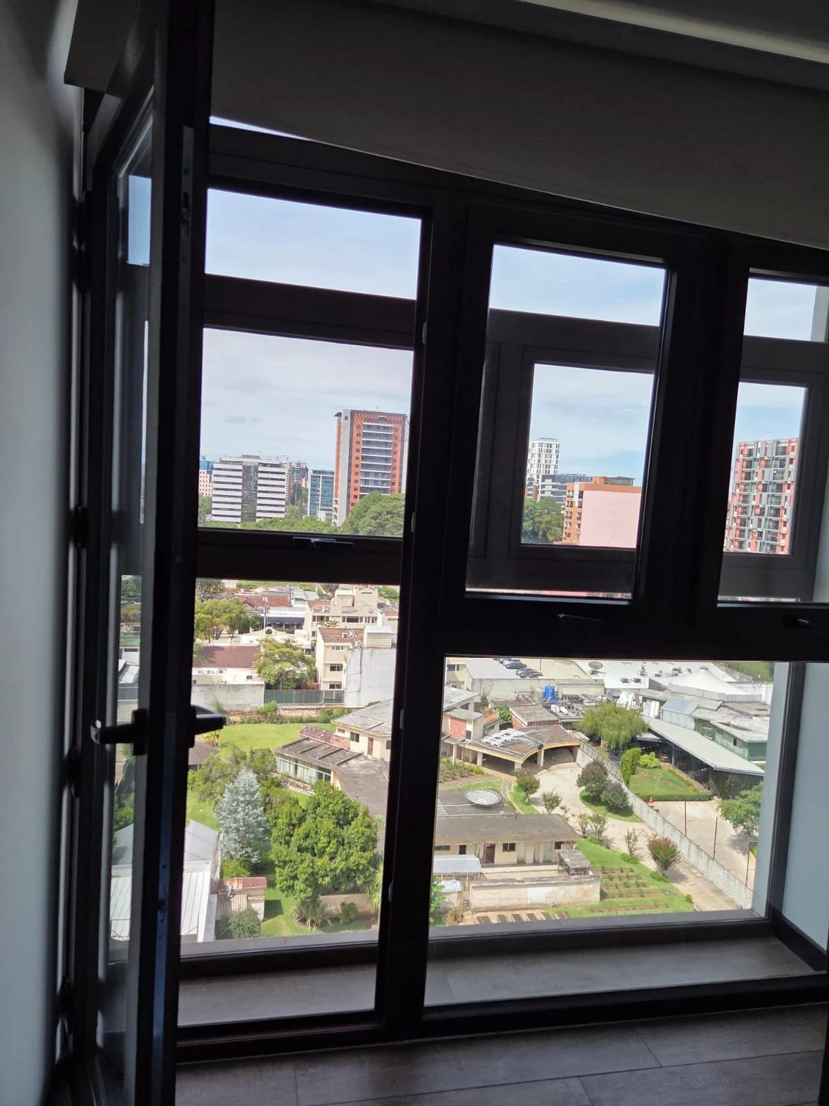 RENTO APTO AMUEBLADO Z.10 EDIF URBANA REF.6935 *2 HAB, 2.5 BAÑOS, 2 PARQUEOS, 88M2, $1200* — Apartamento en Alquiler en Zona 10, Guatemala, Ciudad — foto 10 de 15