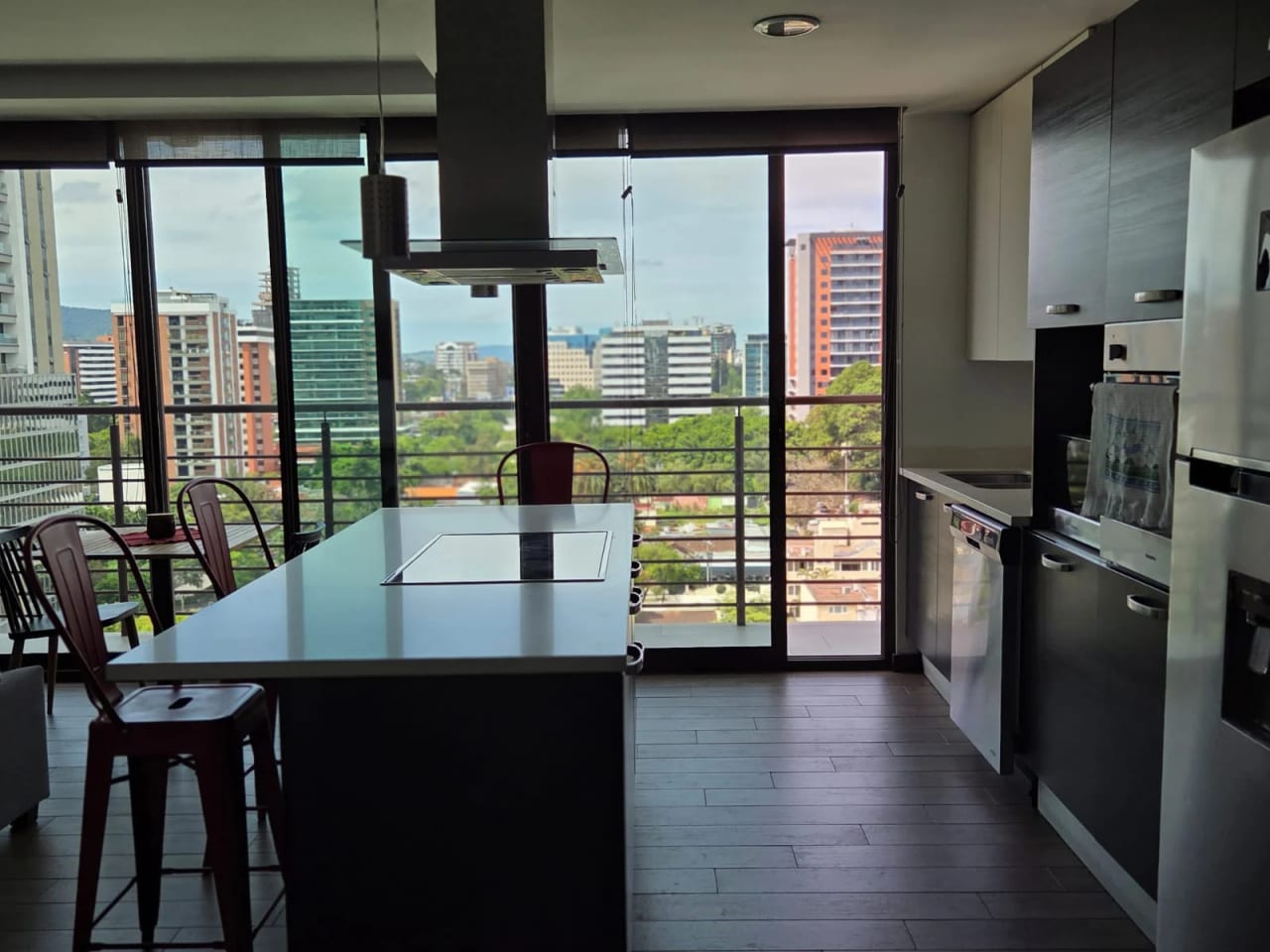 RENTO APTO AMUEBLADO Z.10 EDIF URBANA REF.6935 *2 HAB, 2.5 BAÑOS, 2 PARQUEOS, 88M2, $1200* — Apartamento en Alquiler en Zona 10, Guatemala, Ciudad — foto 14 de 15