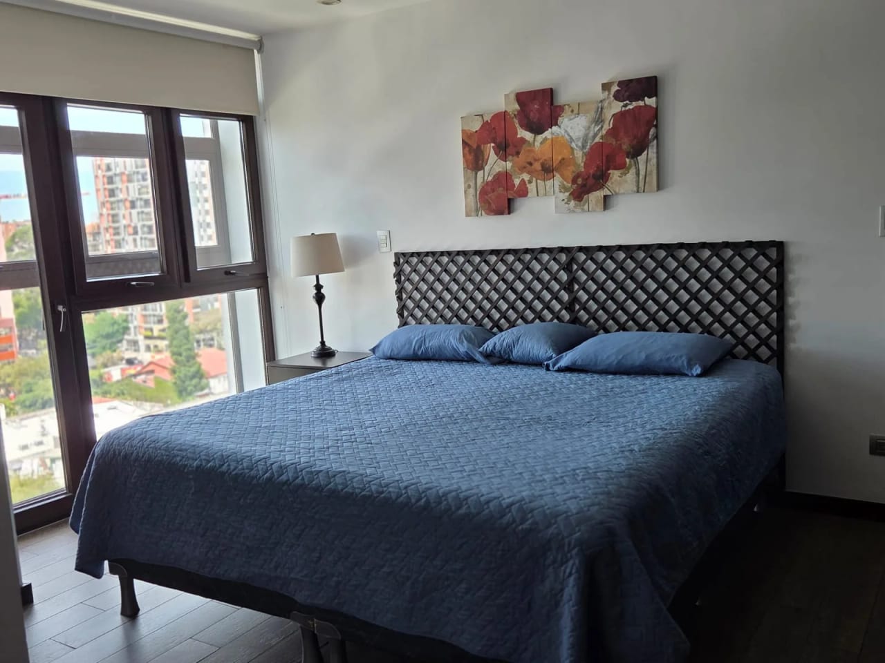RENTO APTO AMUEBLADO Z.10 EDIF URBANA REF.6935 *2 HAB, 2.5 BAÑOS, 2 PARQUEOS, 88M2, $1200* — Apartamento en Alquiler en Zona 10, Guatemala, Ciudad — foto 13 de 15