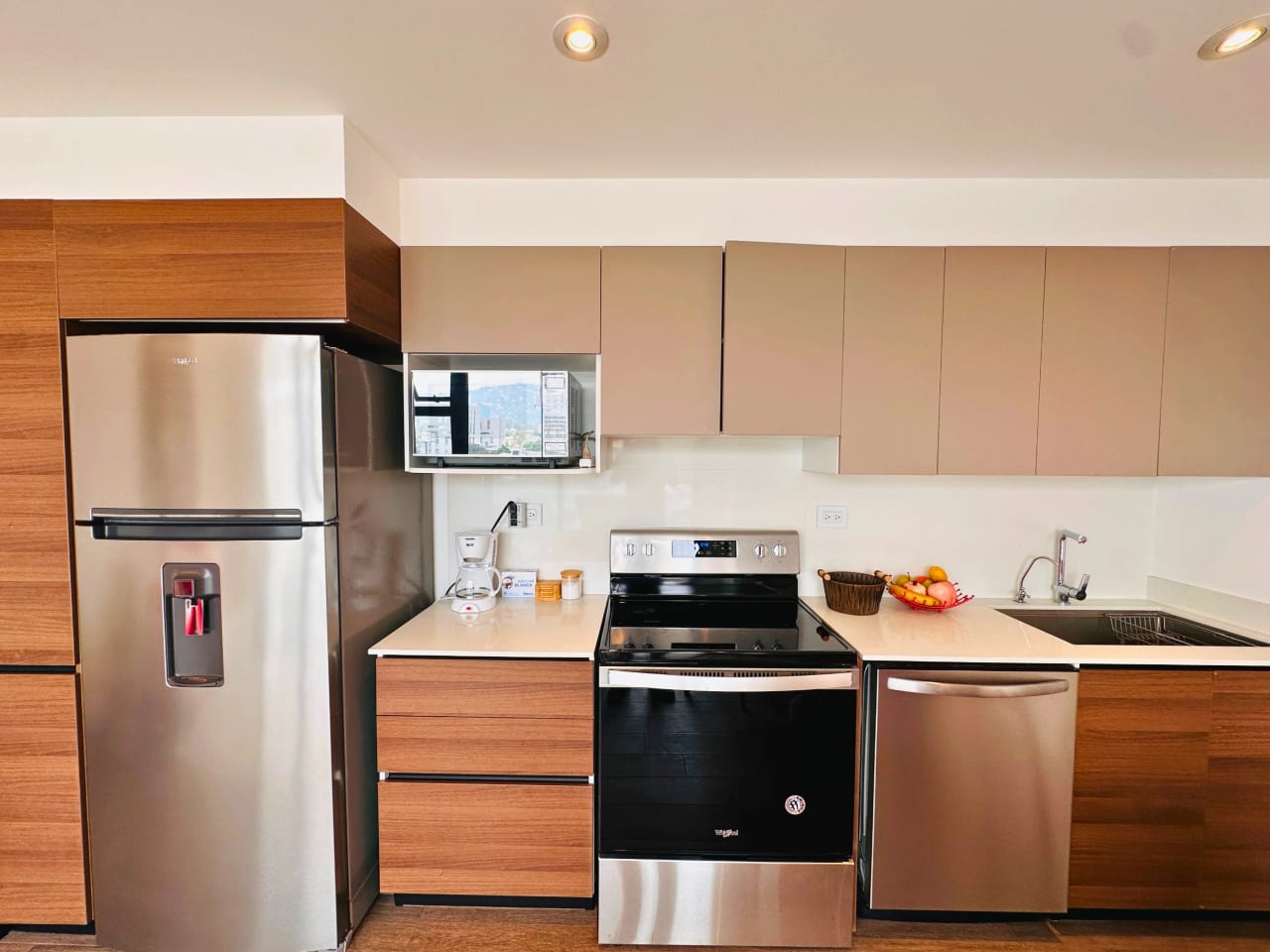 APARTAMENTO EN RENTA, EDIF. IQ 10, ZONA 10 - Image 3