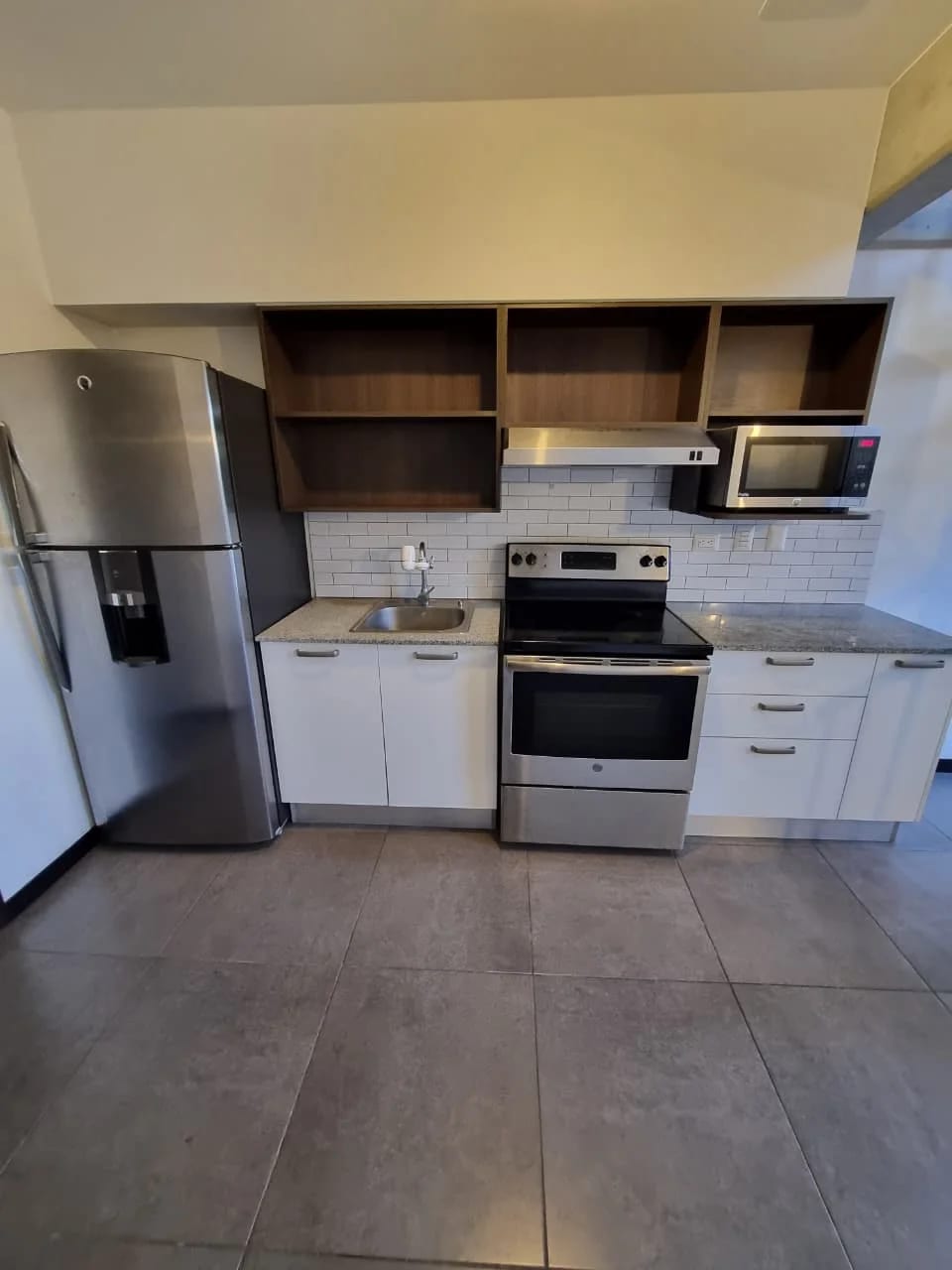 APARTAMENTO ESTUDIO EN VENTA, EDIFICIO FABRA 1 DORMITORIO Y JARDÍN, ZONA 10 — Apartamento en Venta en Fabra, Zona 10, Guatemala, Ciudad — foto 2 de 17