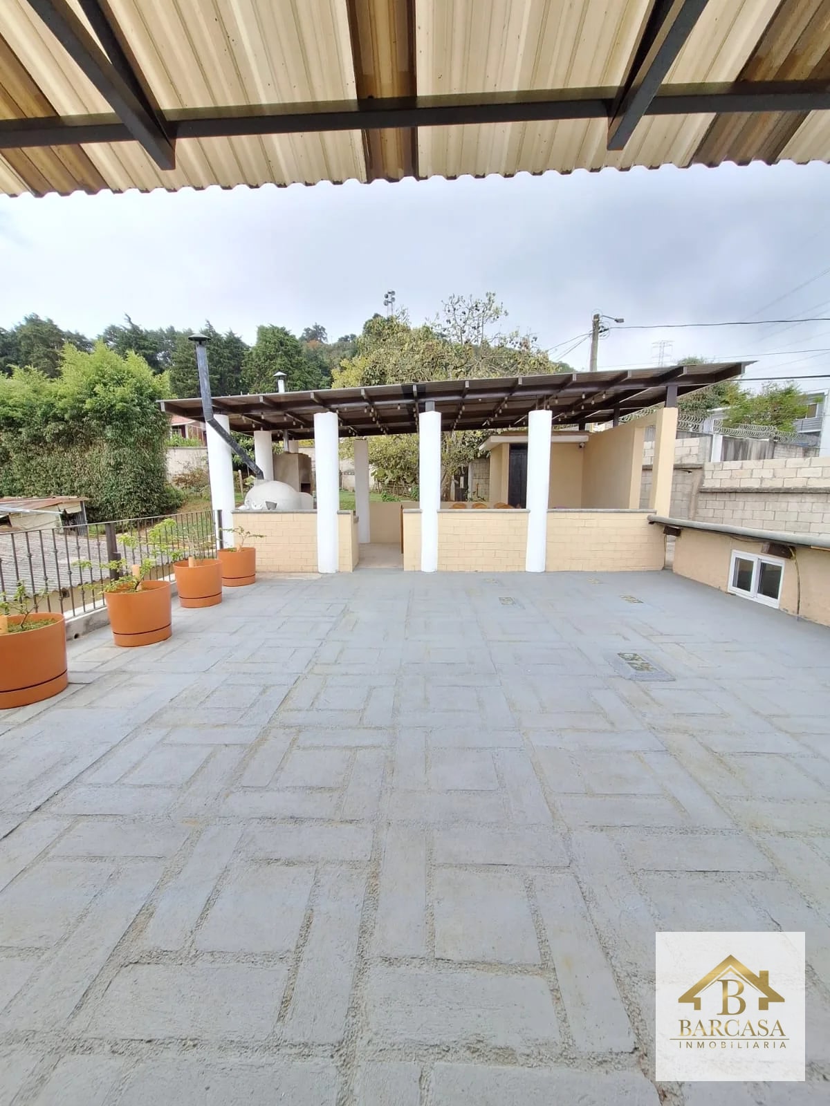 Se vende casa fuera de Garita km 15.5, detrás de Walmart Caes. Habitaciones en el primer Nivel - 16