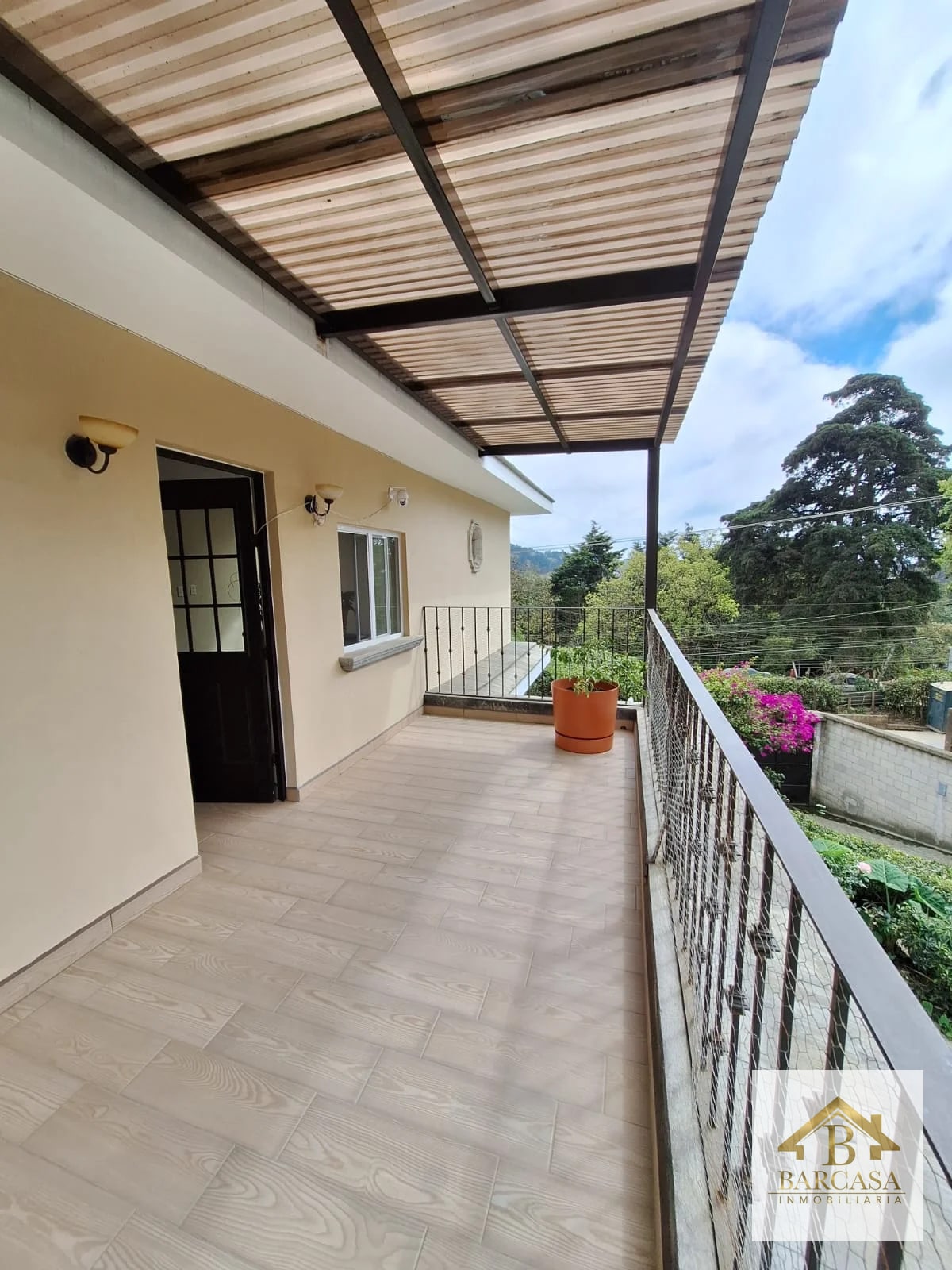 Se vende casa fuera de Garita km 15.5, detrás de Walmart Caes. Habitaciones en el primer Nivel - 15