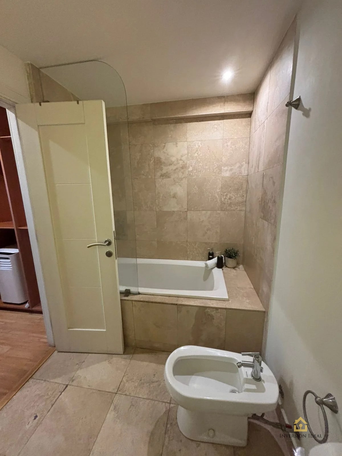 Apto Amueblado 2 Hab + Cuarto de Serv. $2,500 | Edificio Atrium Zona 10 - 8
