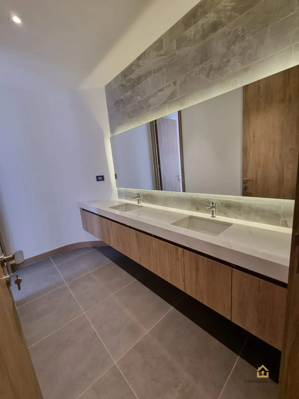 Apartamento en renta | $1,900 | 2 Hab + cuarto de servicio | Edificio Vertic Zona 14 — Apartamento en Alquiler en Vertic, Zona 14, Guatemala, Ciudad — foto 3 de 11