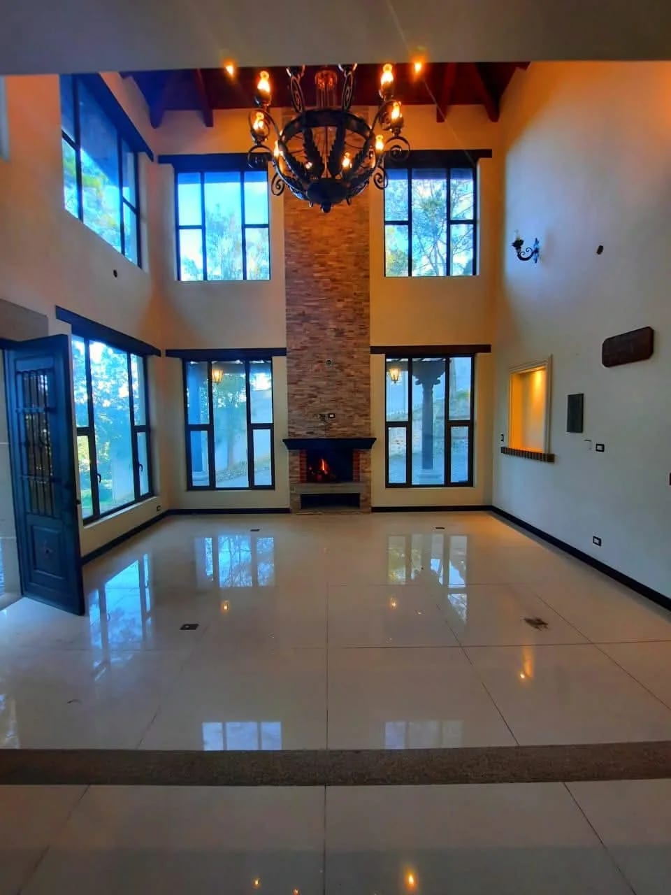 VENDO HERMOSA MANSIÓN A ORILLA DE CARRETERA INTERAMERICANA KM. 33.8 — Casa en Venta en Santa Maria Cauqué, Sacatepéquez — foto 7 de 7