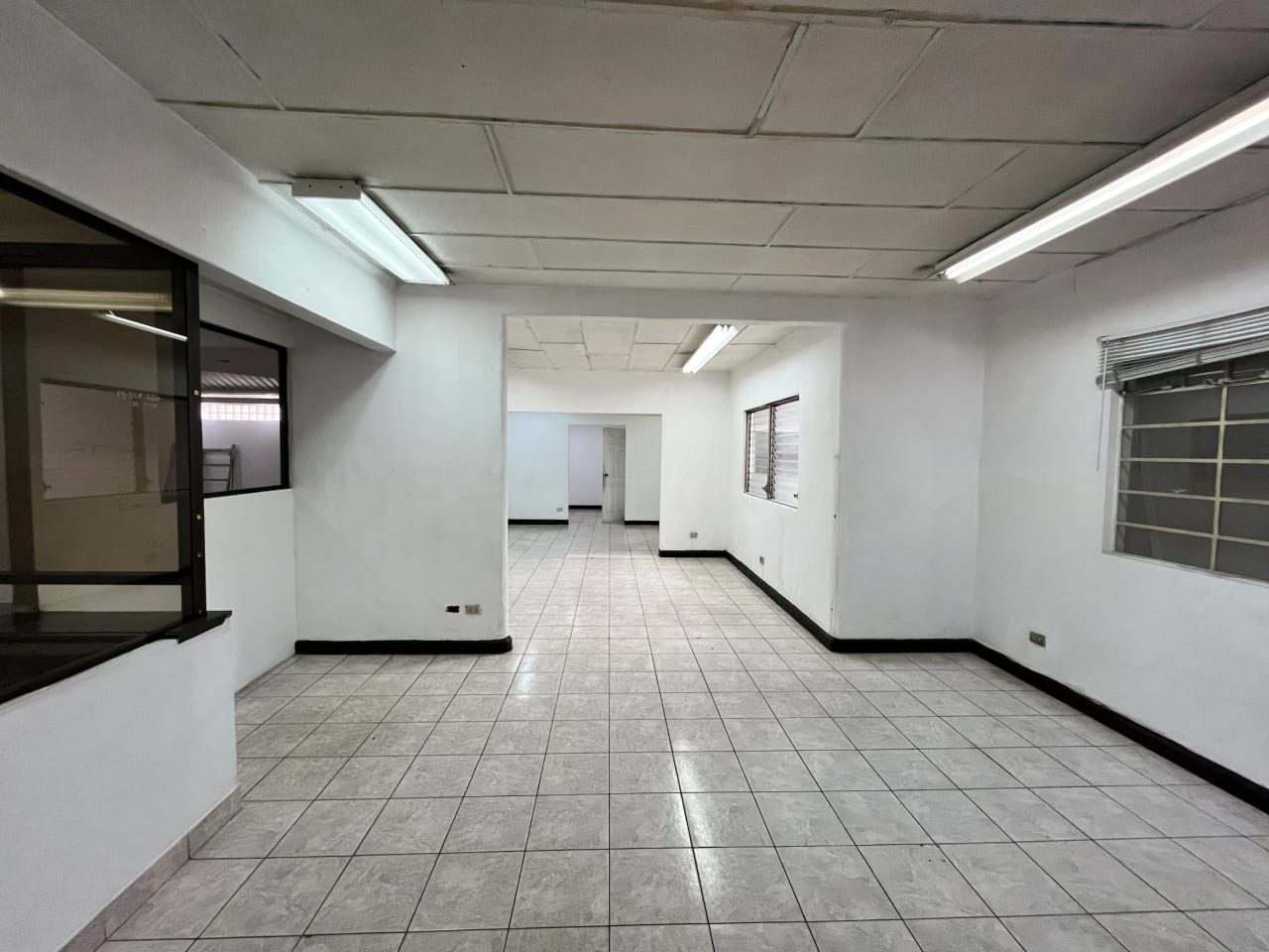 Propiedad Comercial en Alquiler | Avenida Petapa — Oficina en Alquiler en Zona 12, Guatemala, Ciudad — foto 3 de 14