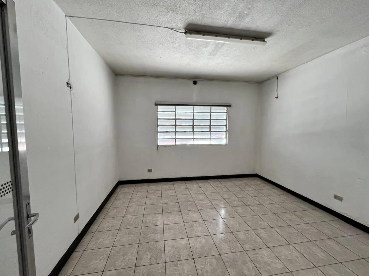 PROPIEDAD COMERCIAL EN RENTA en AVENIDA PETAPA Zona 12 — Bodega / Ofibodega en Venta en Zona 12, Guatemala, Ciudad — foto 5 de 14