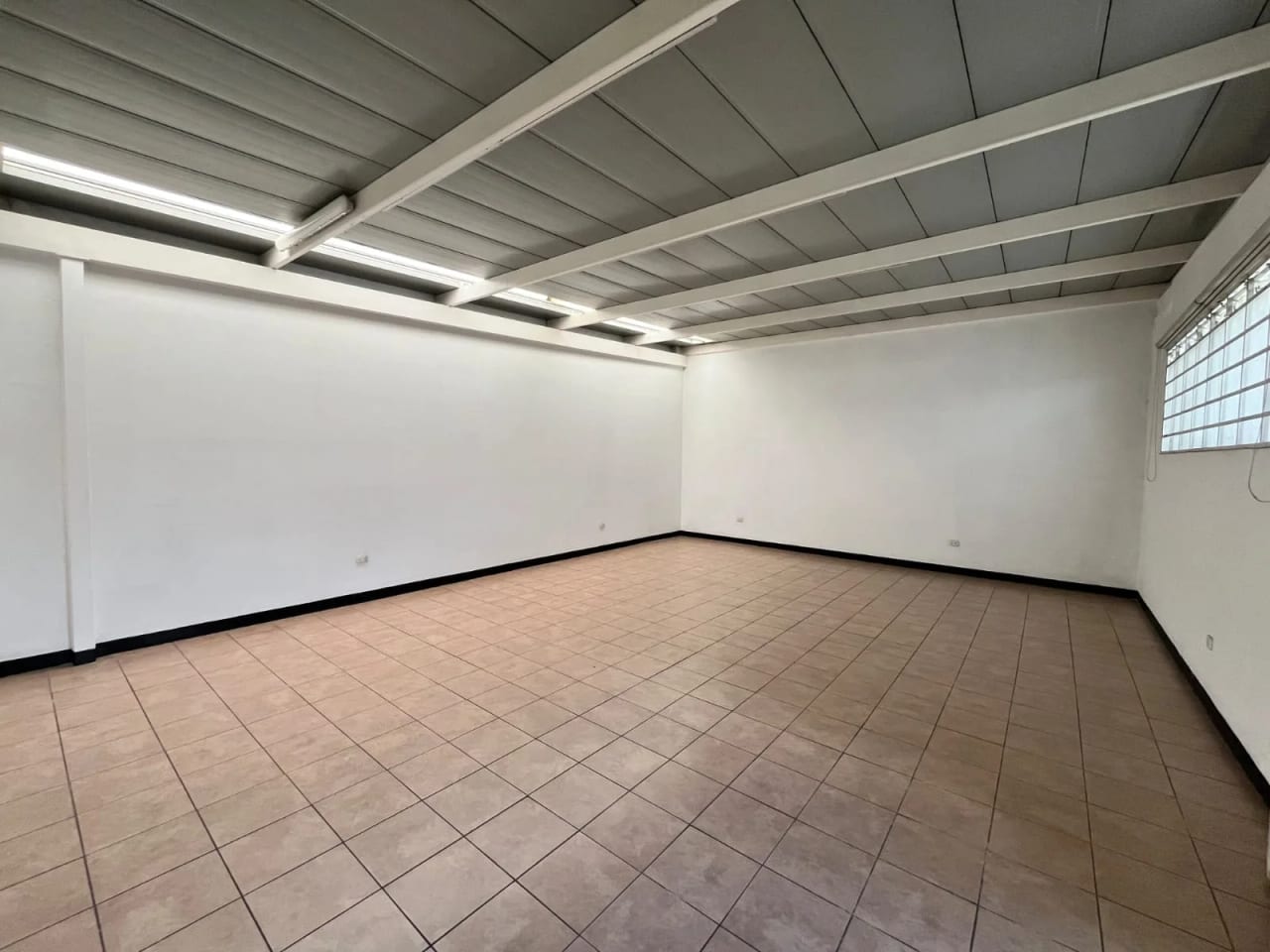 PROPIEDAD COMERCIAL EN RENTA en AVENIDA PETAPA Zona 12 — Bodega / Ofibodega en Venta en Zona 12, Guatemala, Ciudad — foto 7 de 14