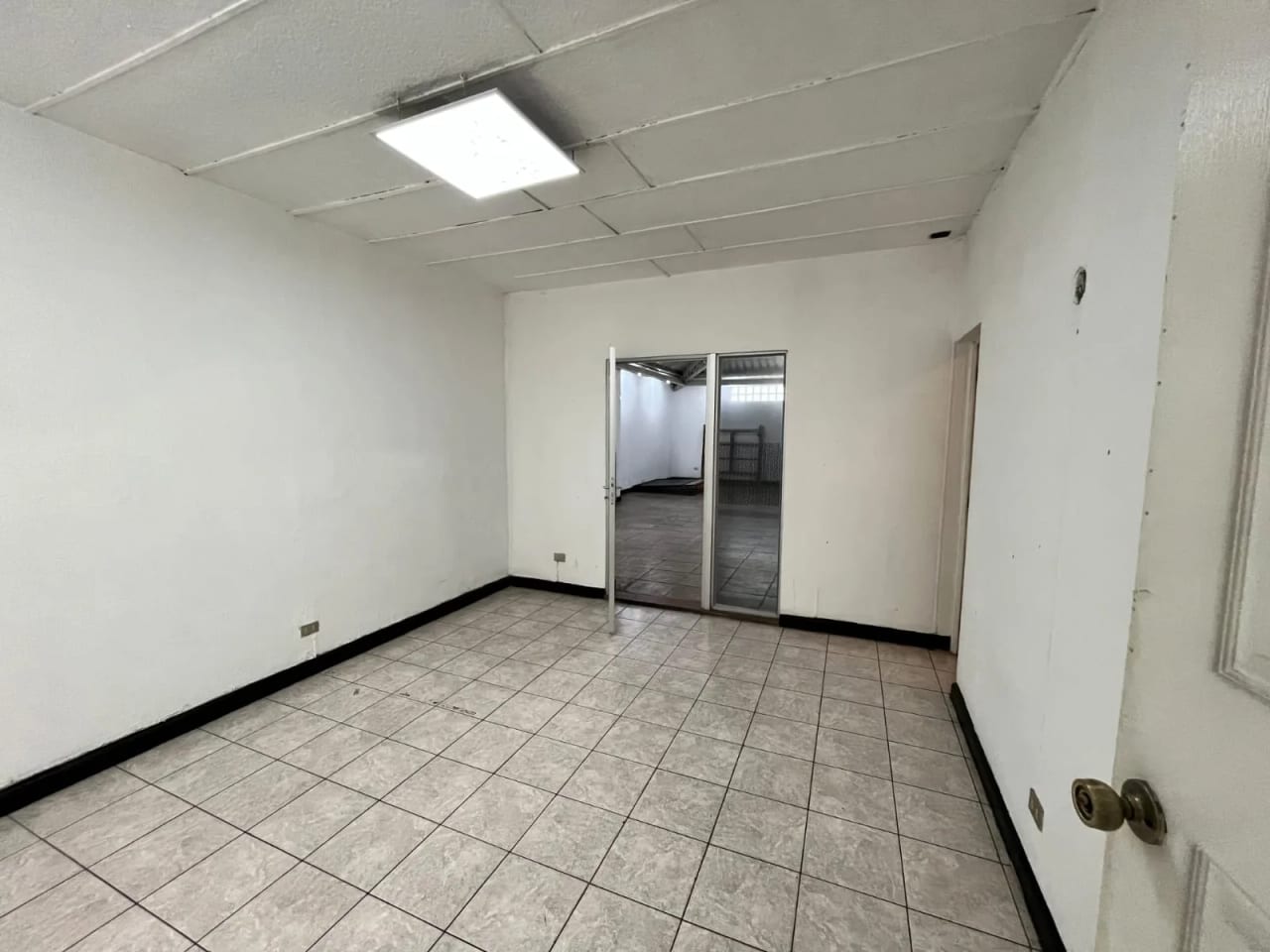 PROPIEDAD COMERCIAL EN RENTA en AVENIDA PETAPA Zona 12 — Bodega / Ofibodega en Venta en Zona 12, Guatemala, Ciudad — foto 9 de 14