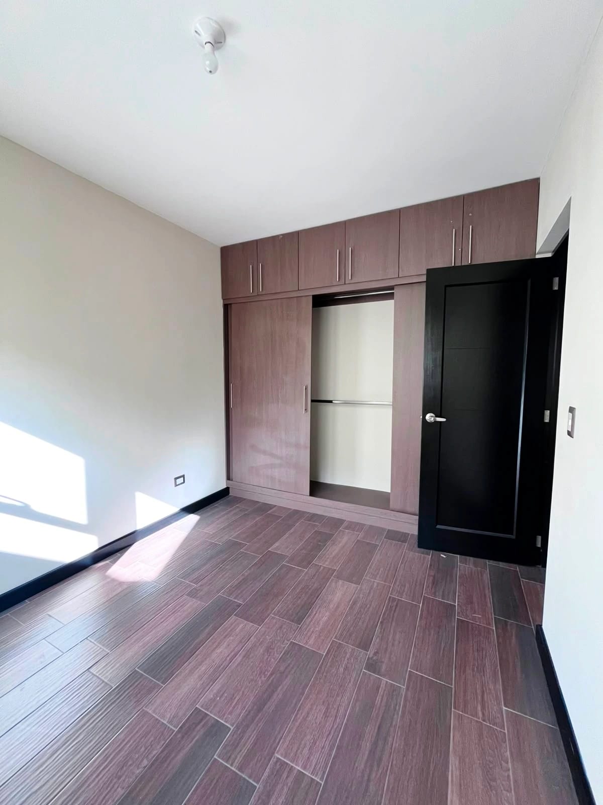 Casa NUEVA en VENTA zona 16 Puerta de Hierro, Hacienda Real — Casa en Venta en Puerta de Hierro, Zona 16, Guatemala, Ciudad — foto 9 de 11