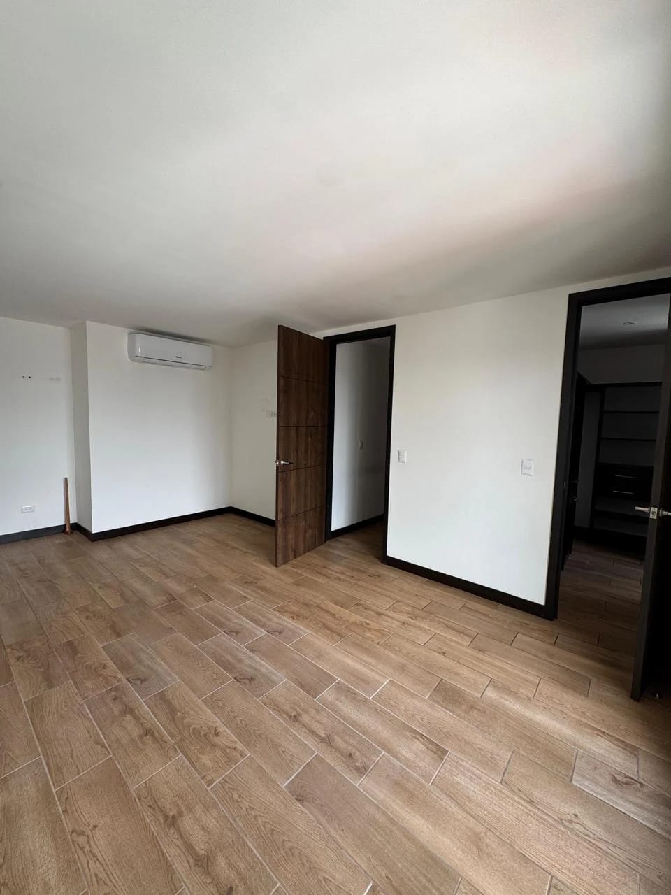 Apartamento en RENTA Edificio Marques de Oakland zona 10 — Apartamento en Alquiler en Zona 10, Guatemala, Ciudad — foto 7 de 12
