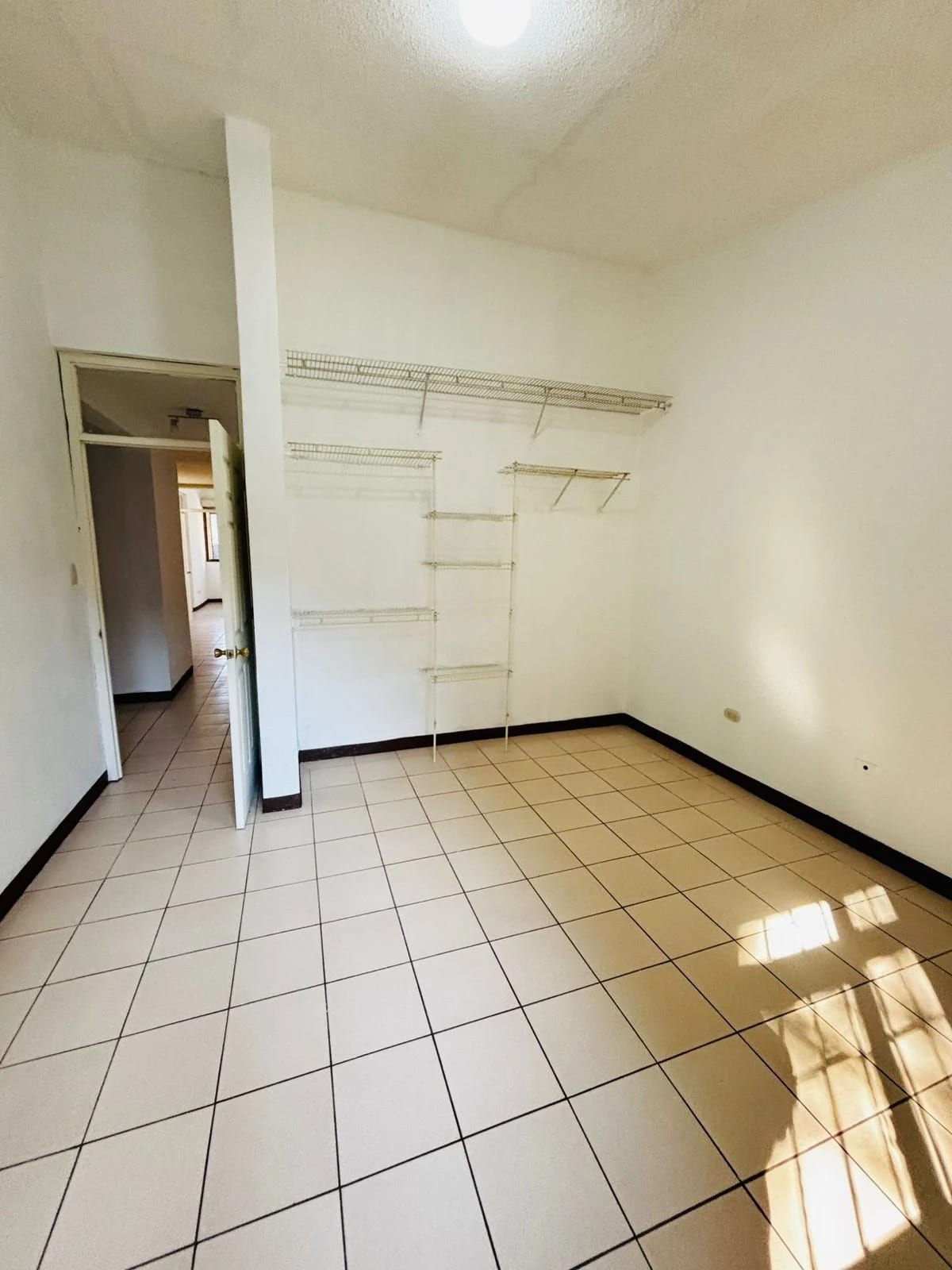 Casa con jardín, fuera de garita en Km 27 CAES — Casa en Venta en Carretera a El Salvador, Guatemala, Ciudad — foto 11 de 17
