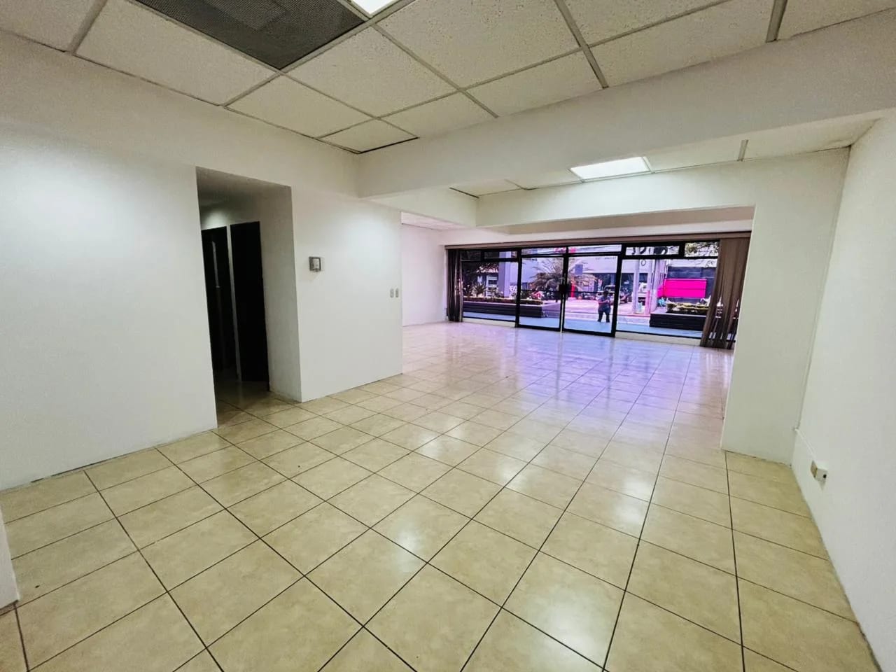 Local Comercial de 111 Mts. con excelente ubicación en Zona 10 — Local en Alquiler en Zona 10, Guatemala, Ciudad — foto 1 de 5