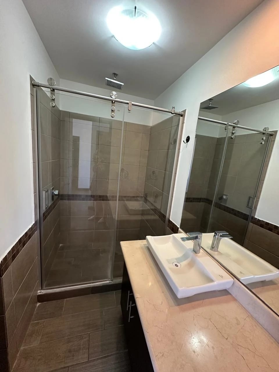 Apartamento de 3 dormitorios con balcón en zona 10 — Apartamento en Alquiler en Zona 10, Guatemala, Ciudad — foto 3 de 16