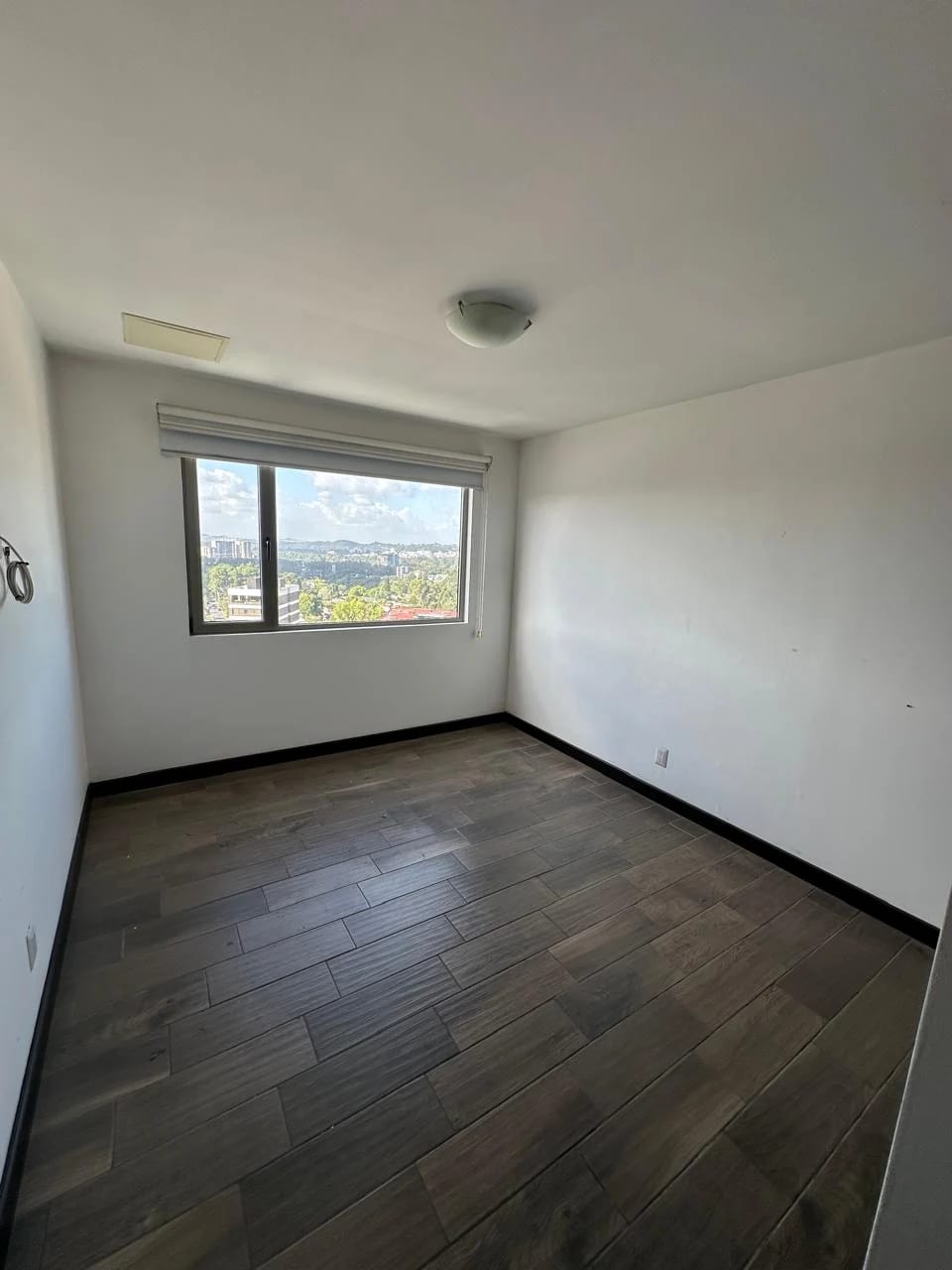 Apartamento de 3 dormitorios con balcón en zona 10 — Apartamento en Alquiler en Zona 10, Guatemala, Ciudad — foto 9 de 16